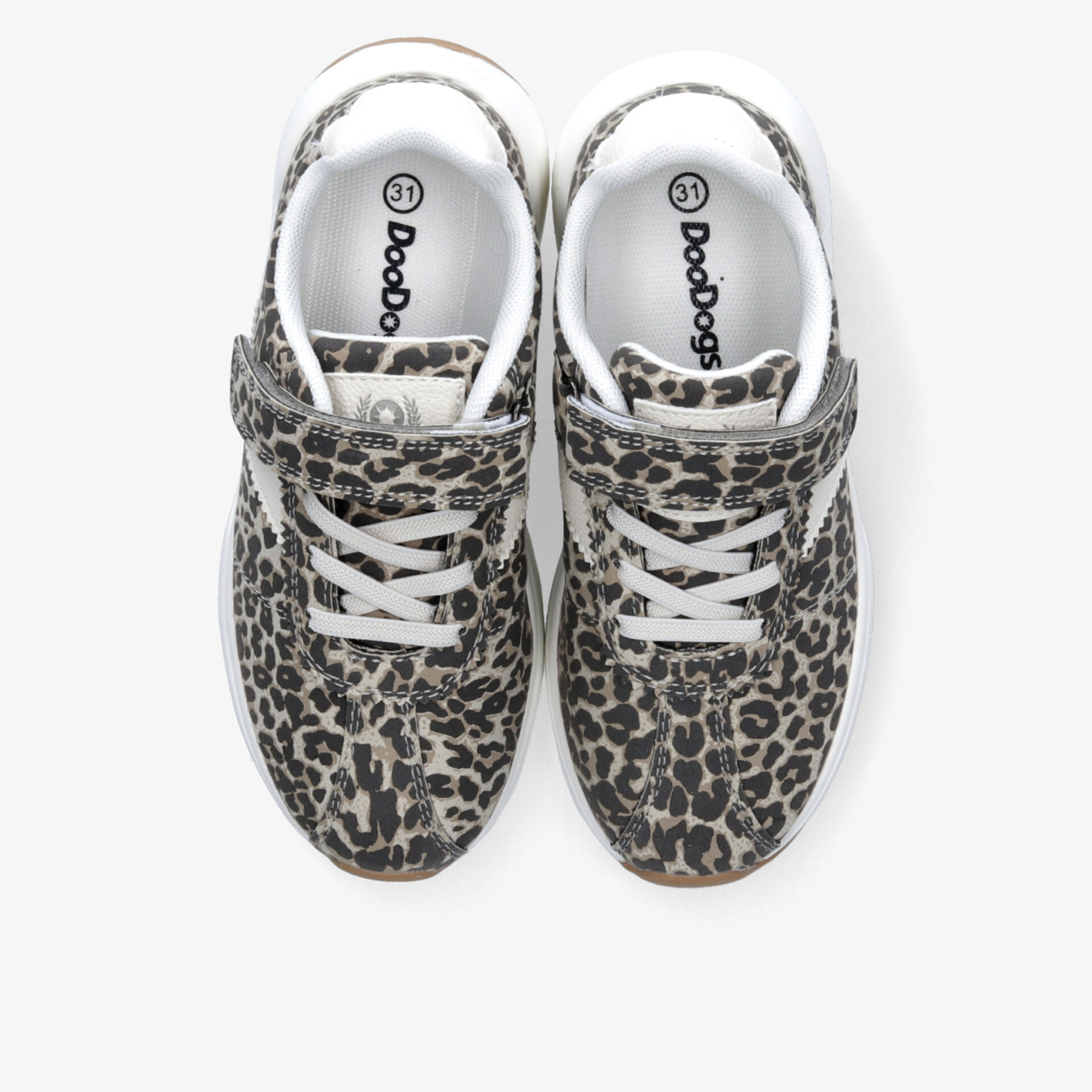 Leichte Sneaker mit leopard Print in Top-Down Ansicht, bequem gepolstert und mit praktischer Schnürung
