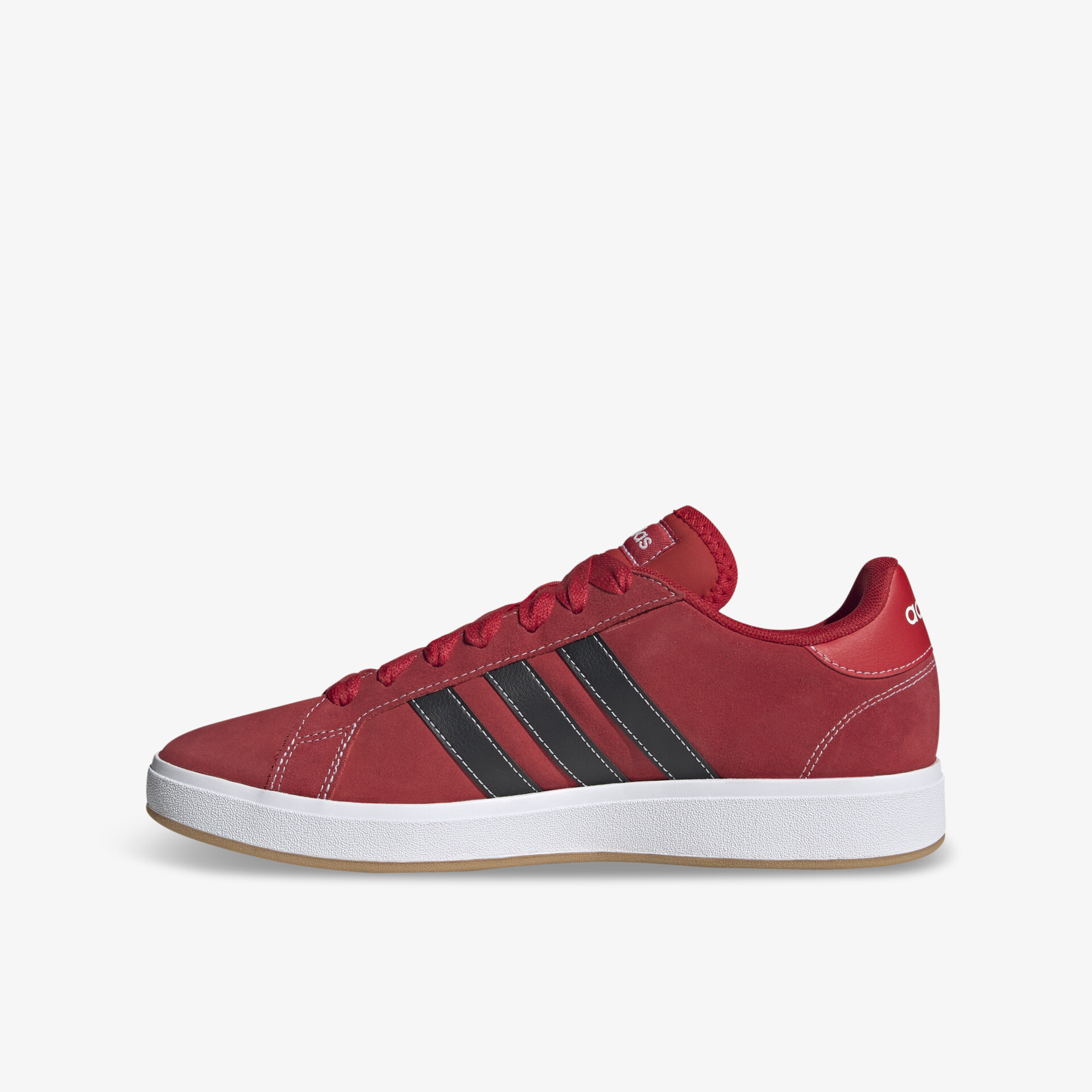 Roter Sneaker mit bequemem Schnitt, atmungsaktivem Material und langlebiger Gummisohle in klarer Seitenansicht