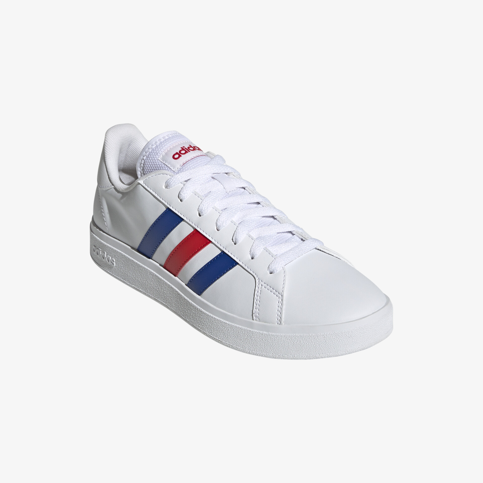Weißer Sneaker mit blauen und roten Streifen, sportlich und vielseitig für den Alltag.