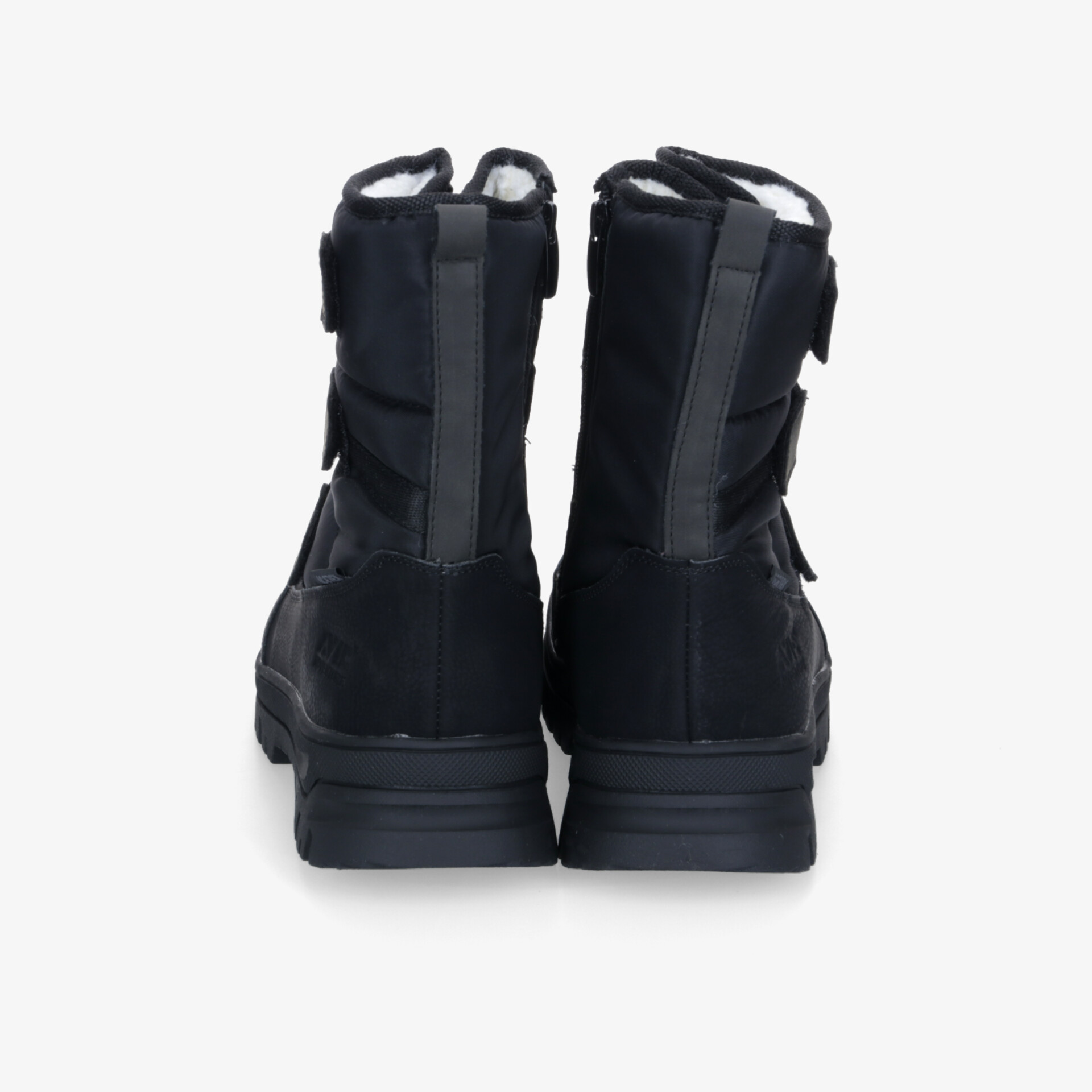 Robuster Schuh mit hohem Schaft und rutschfester Sohle, stabiler Halt und bequeme Passform von hinten sichtbar