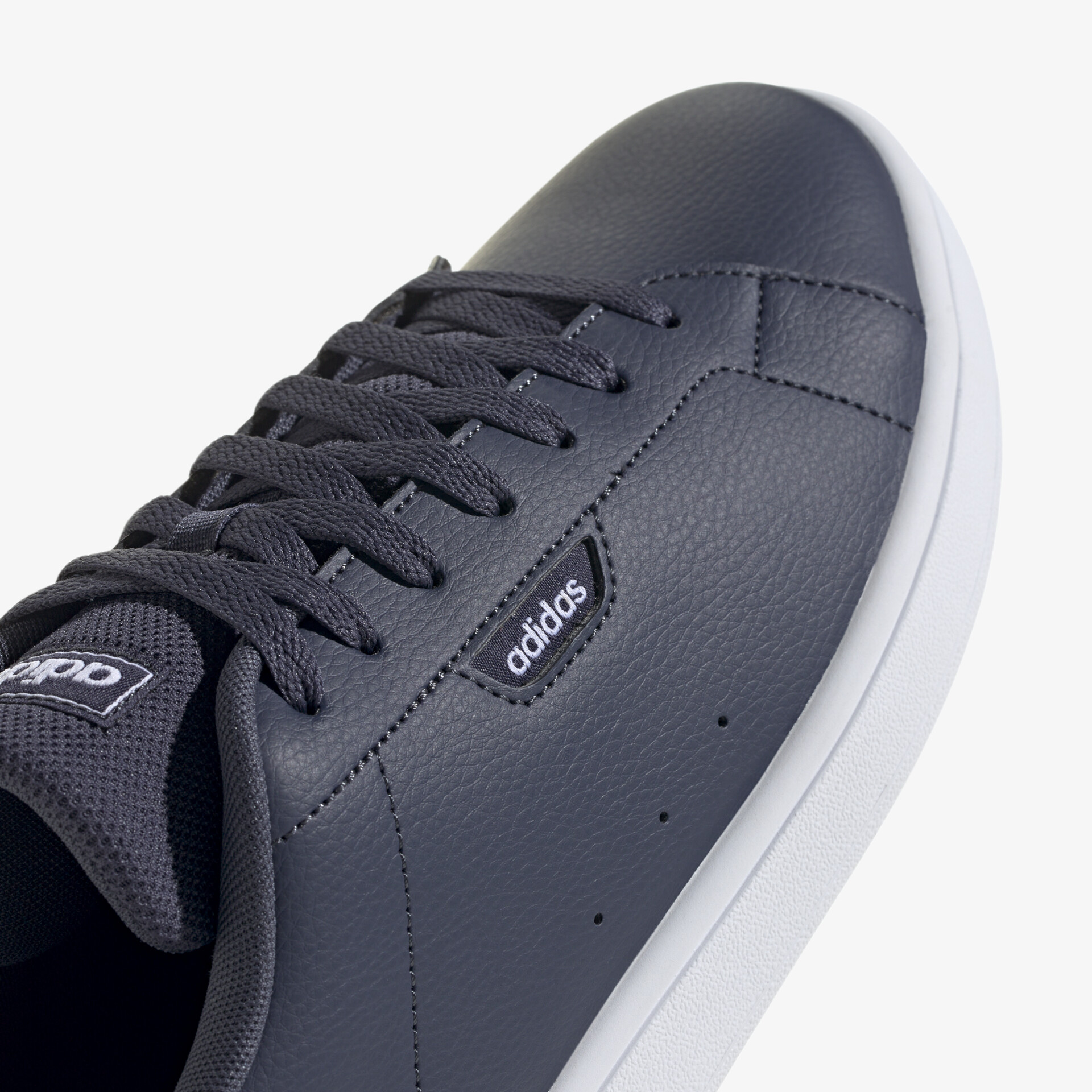Stilvoller, dunkelgrauer Sneaker mit weißer Sohle und hochwertiger Verarbeitung, perfekt für jeden Anlass.