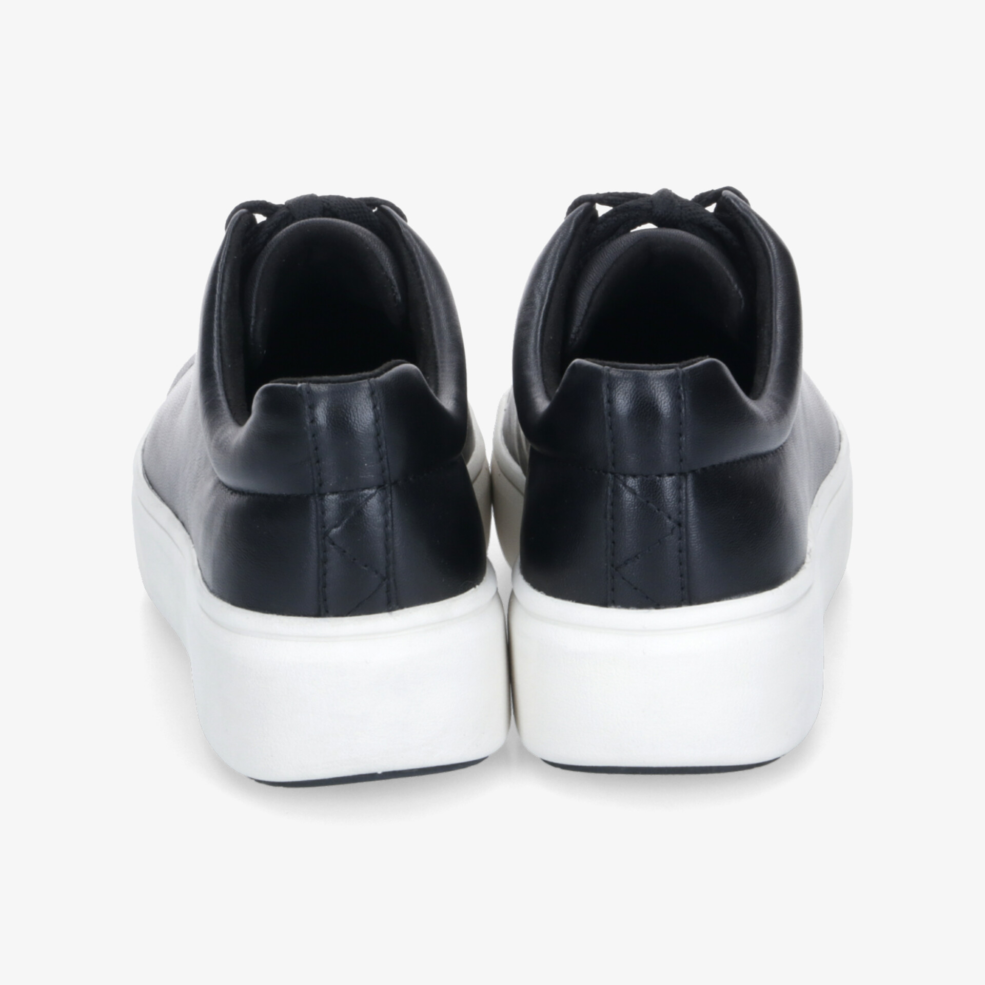 Schwarze Sneaker mit weißer dicker Sohle, bequemer Stil, hinten gezeigt, modernes und sportliches Design