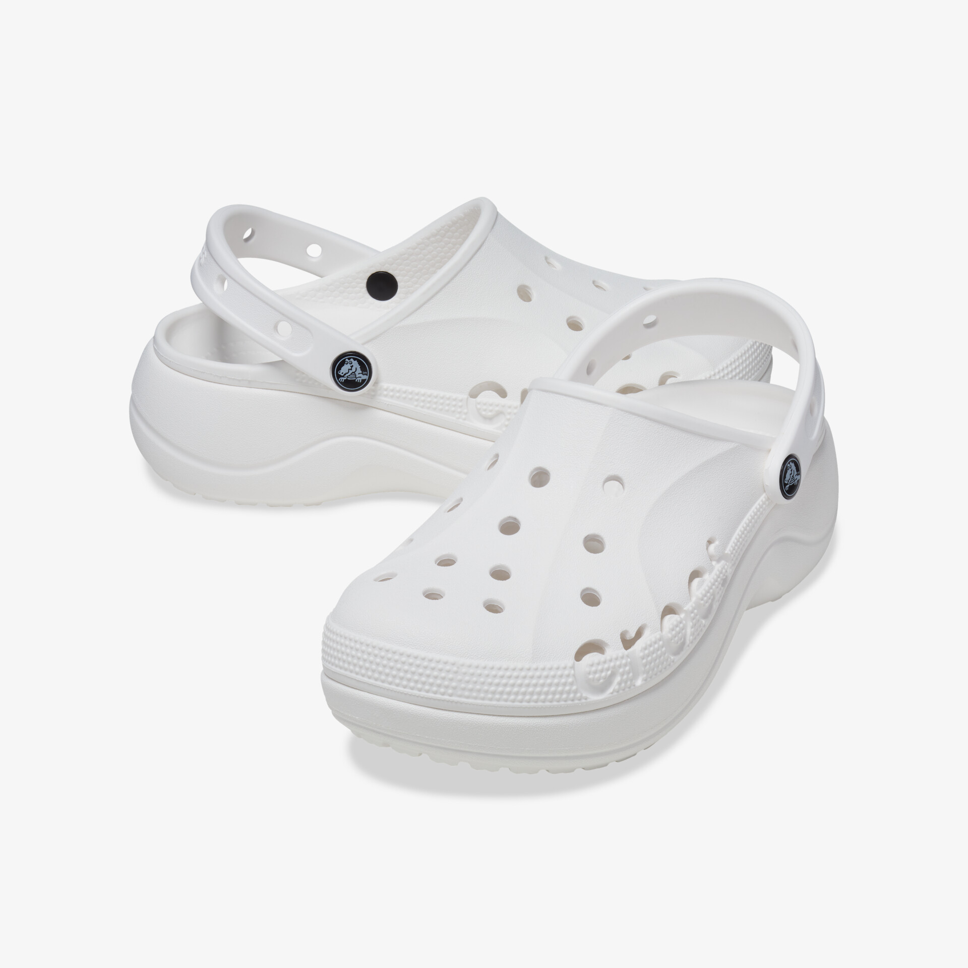 Leichtes weißes Crocs-Schuhpaar mit atmungsaktiven Öffnungen, komfortablem Fußbett und rutschfester Sohle