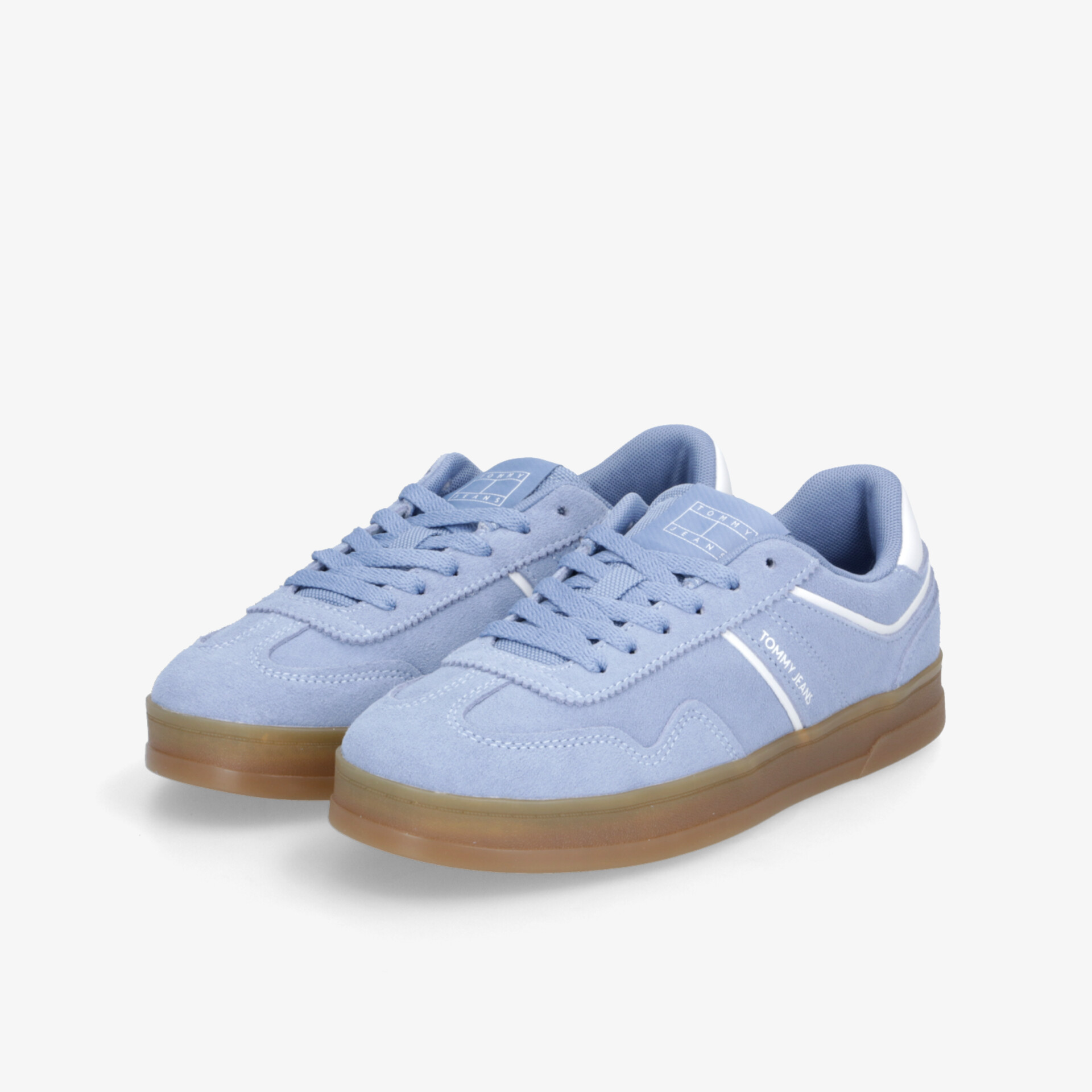 Leichte blaue Sneaker mit gumfarbener Sohle, sportlich und bequem für den Alltag geeignet