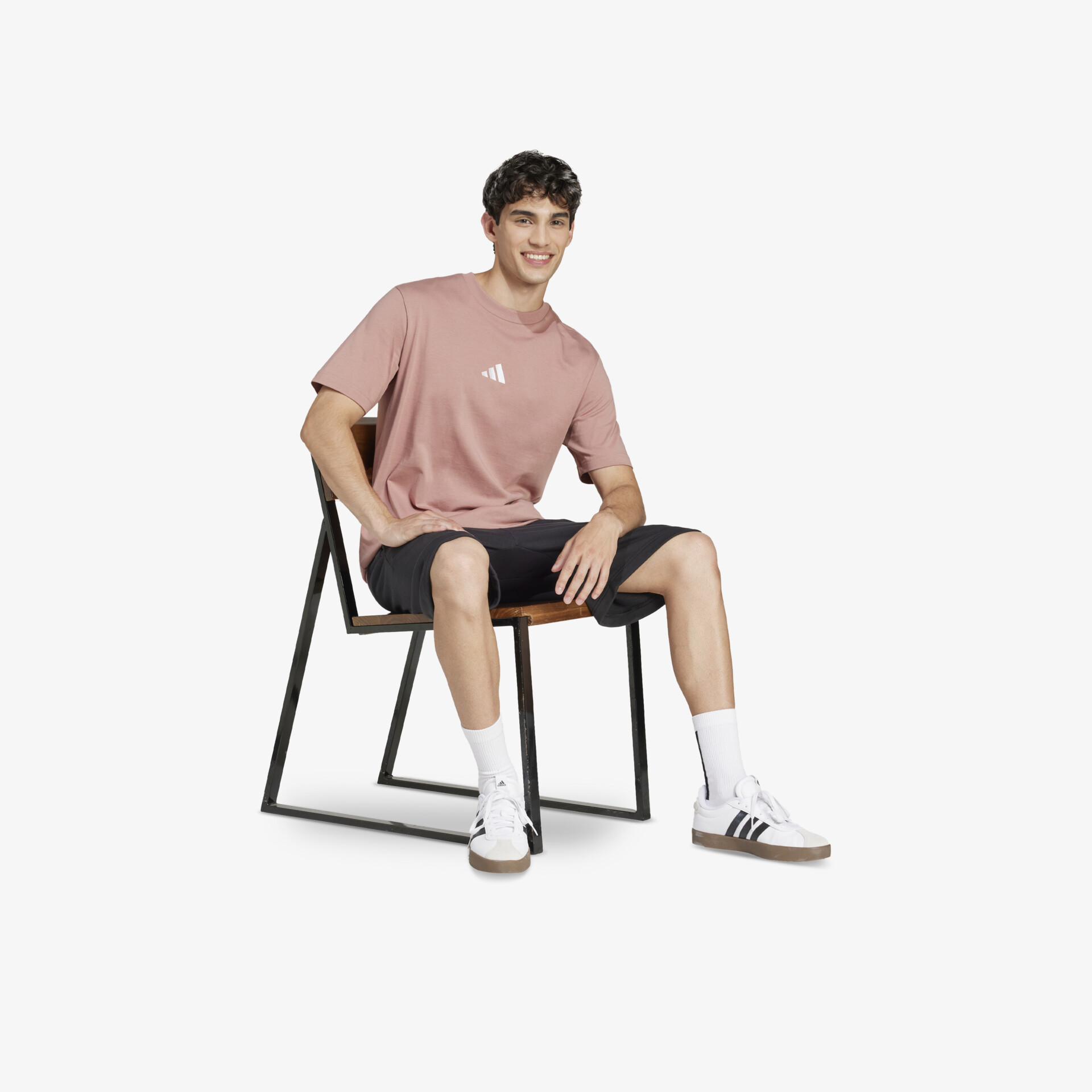 Leichte sportliche Sneaker bequem getragen, atmungsaktives Material, moderne Optik und flexible Sohle für aktiven Alltag