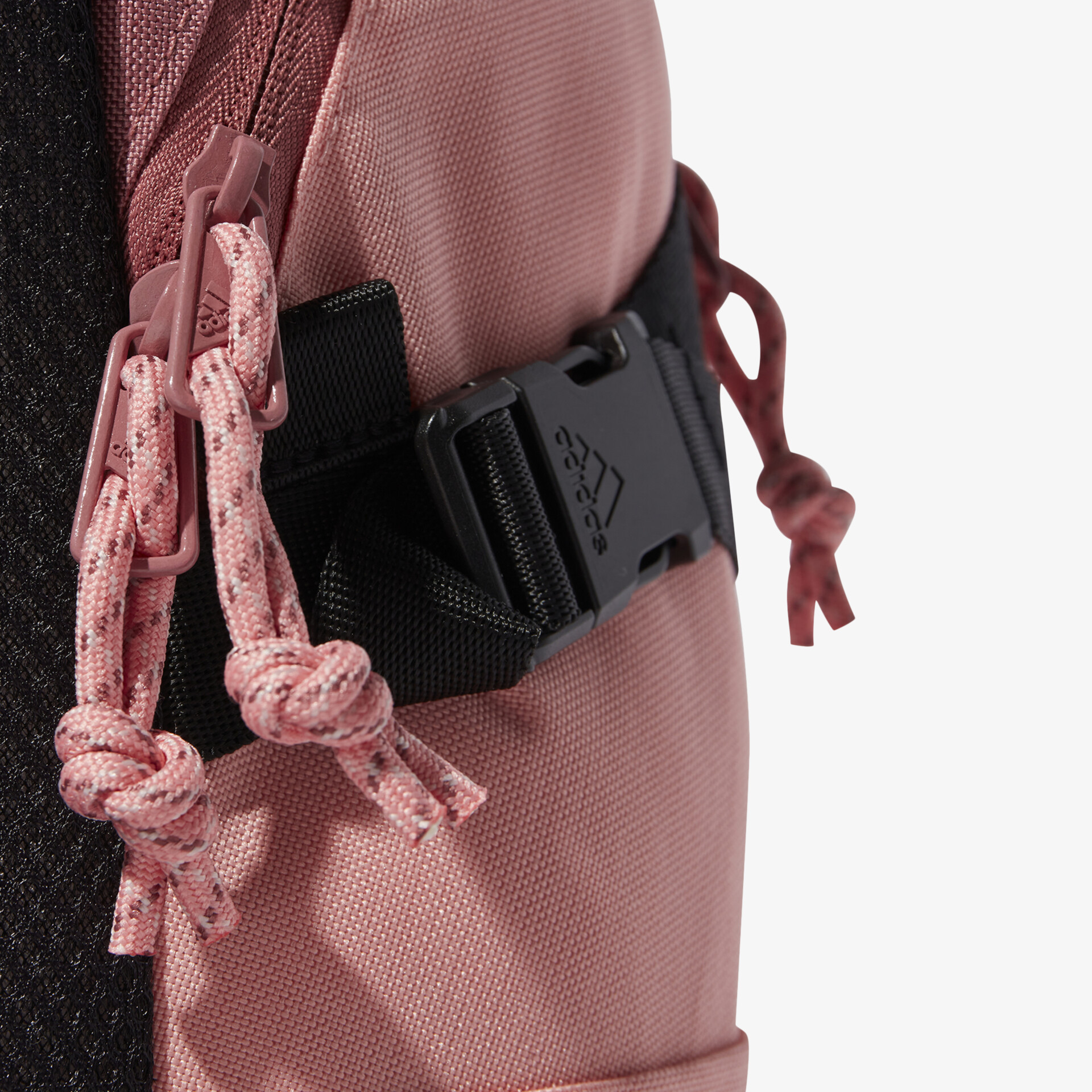 Detailansicht robuster Schnallenverschluss an rosa Rucksack für sichere und stabile Fixierung