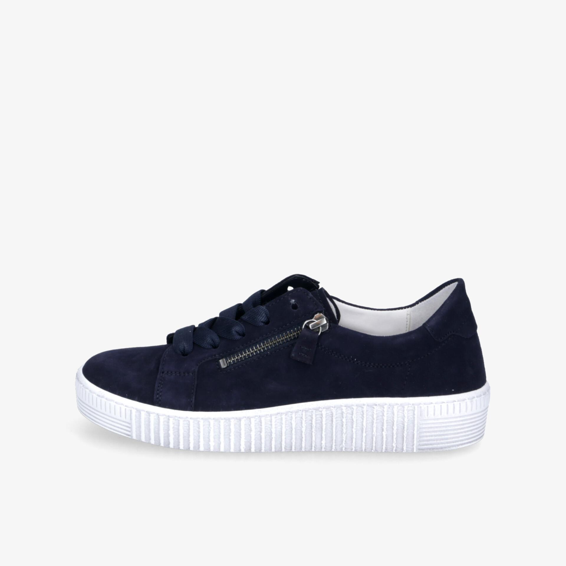 Seitliche Ansicht eines bequemen schwarzen Sneakers mit weißer profilierter Sohle und Reißverschluss