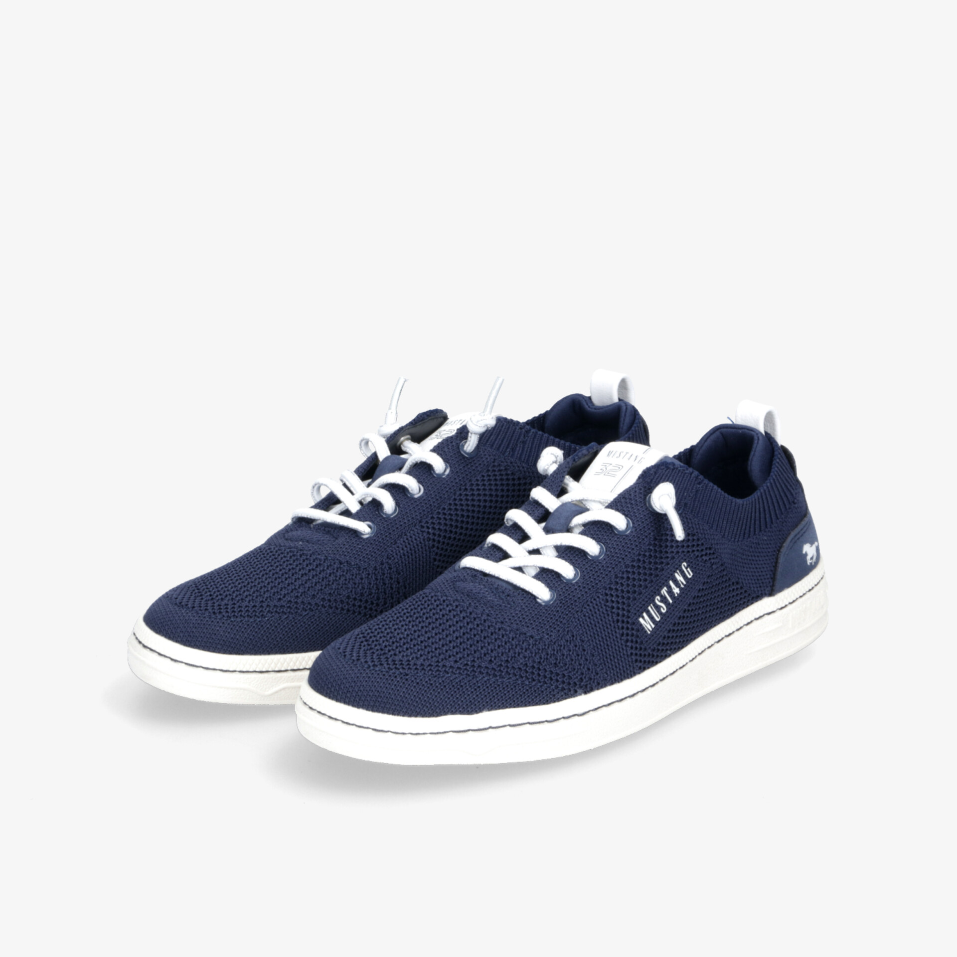 Leichte und bequeme blaue Sneaker mit atmungsaktivem Material und flexibler Sohle im Paar