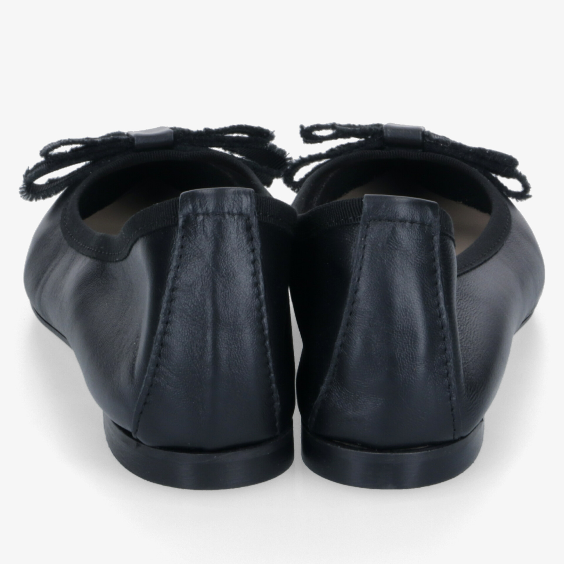 Rückansicht von schwarzen Ballerinas aus hochwertigem Leder mit klassischem Stil und bequemer Passform