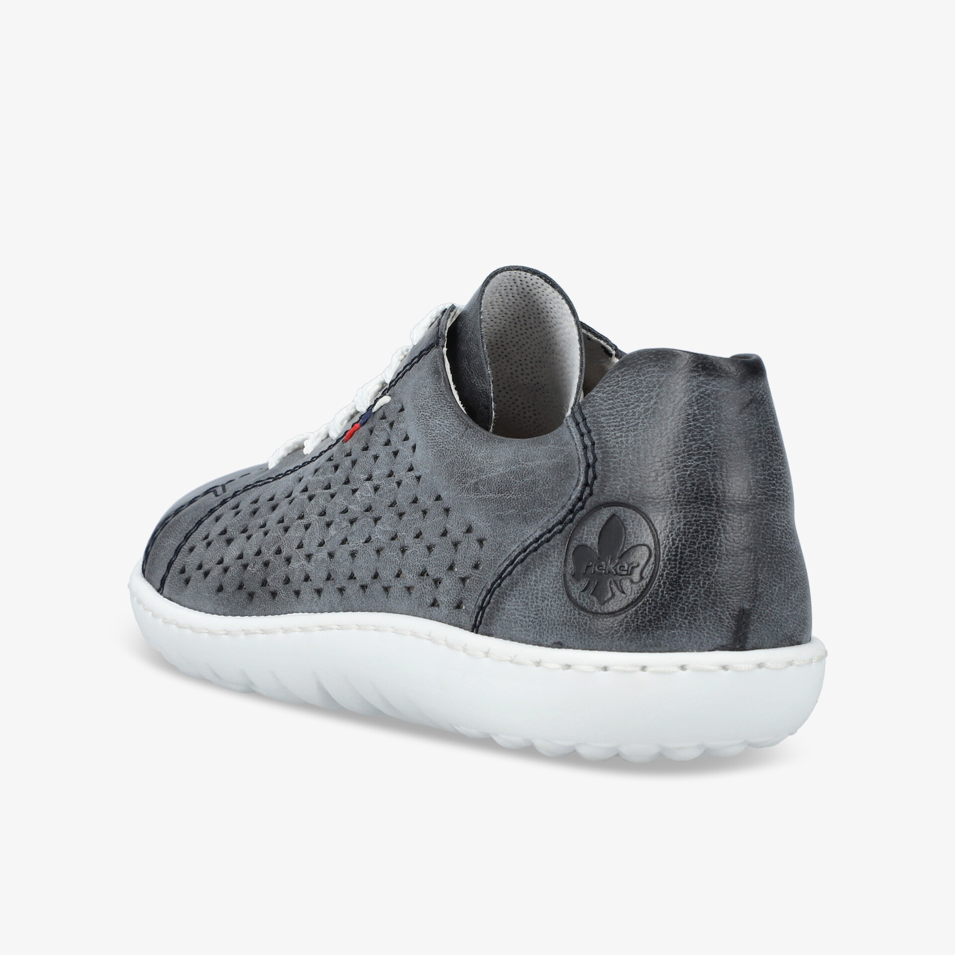 Moderner, atmungsaktiver und bequemer Schuh mit flexibler, weißer Sohle und sportlichem Design seitlich sichtbar