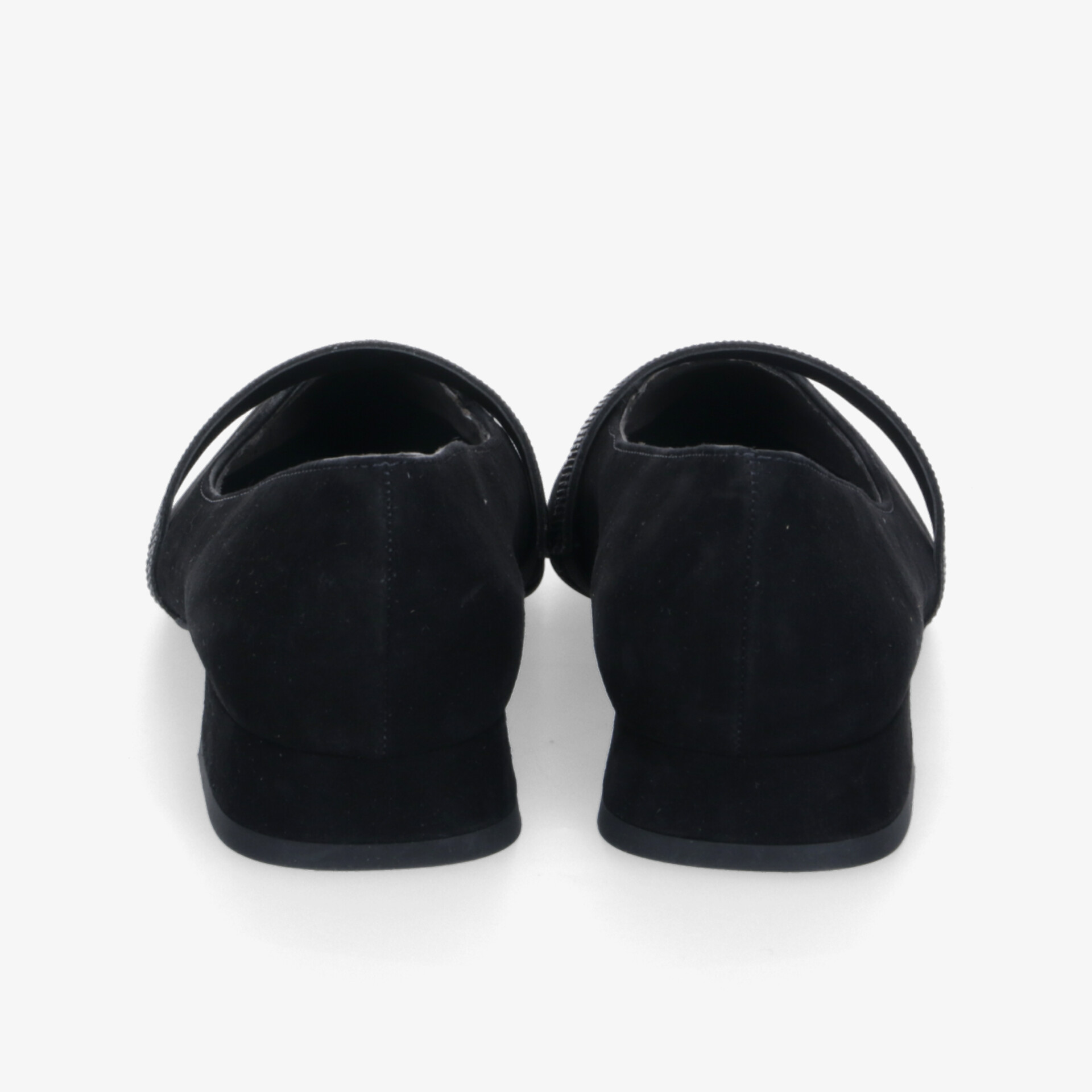 Schwarze Schuhe mit bequemer, weicher Oberfläche und langlebiger rutschfester Sohle, Rückansicht klar sichtbar