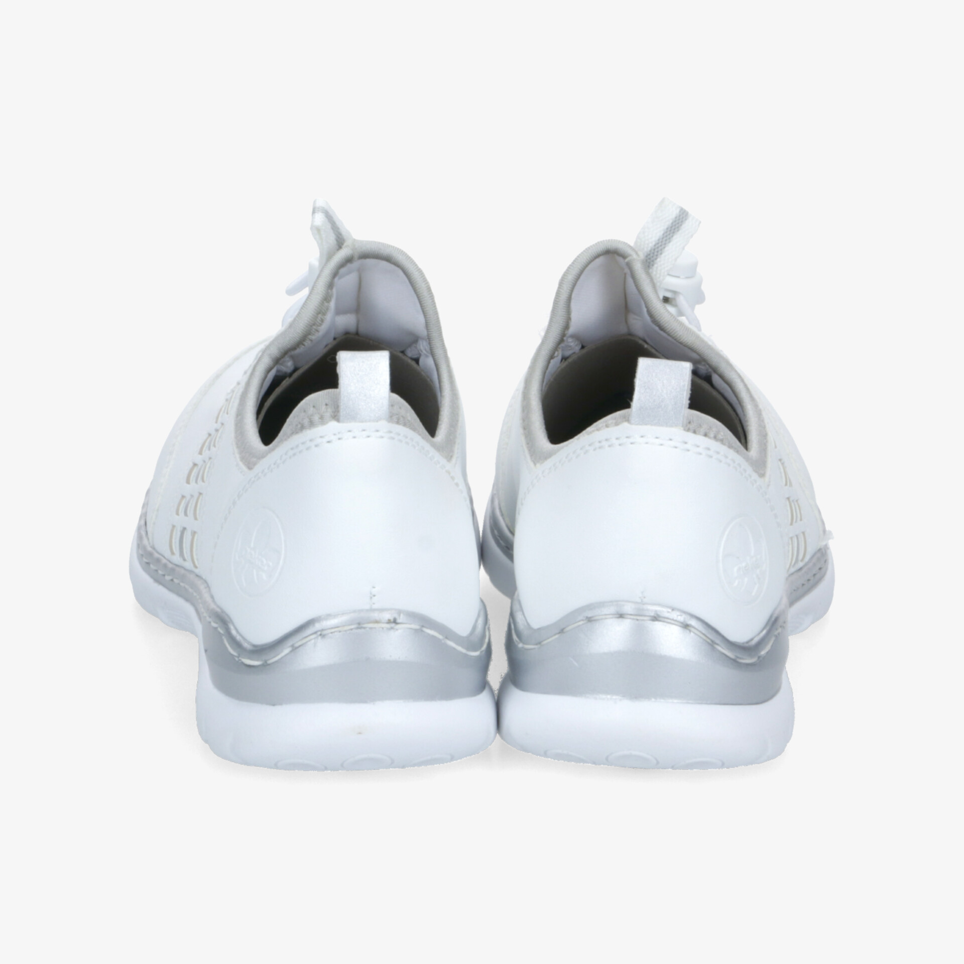 Weiße Sneaker in Rückansicht mit gepolstertem Fersenbereich und rutschfester Sohle für hohen Tragekomfort
