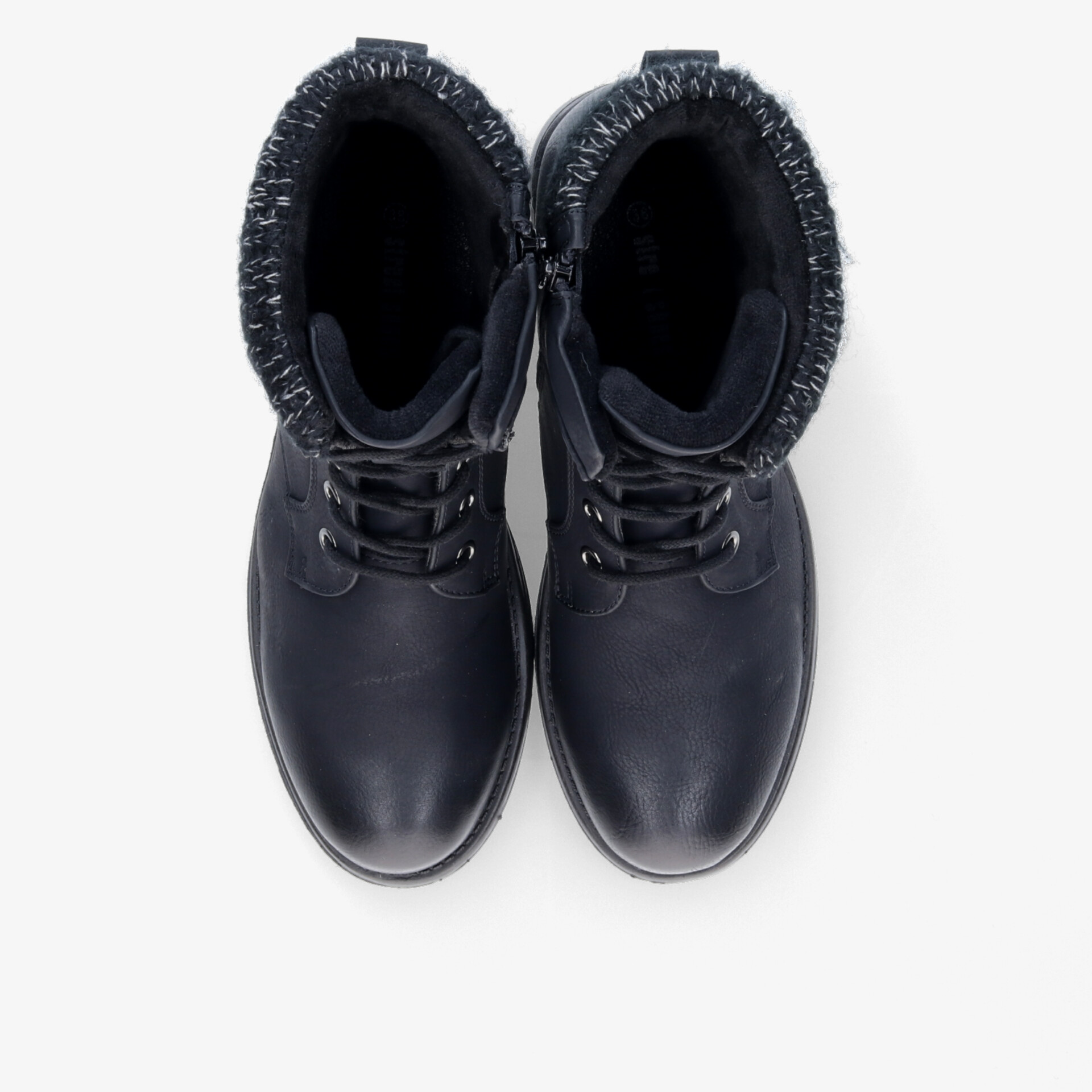 Elegante schwarze Stiefel mit warmem Innenfutter und robuster Schnürung aus der Vogelperspektive