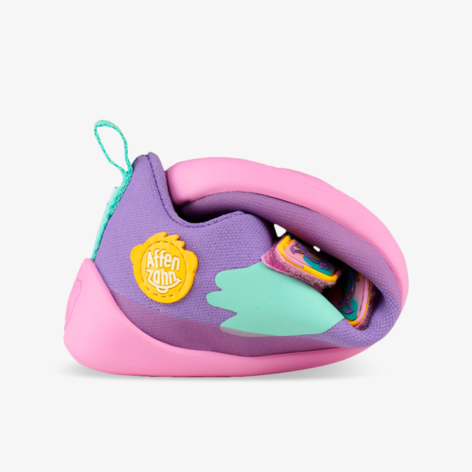 Flexibler, bunter Kinderschuh zeigt weiches, biegsames Material und komfortables Design