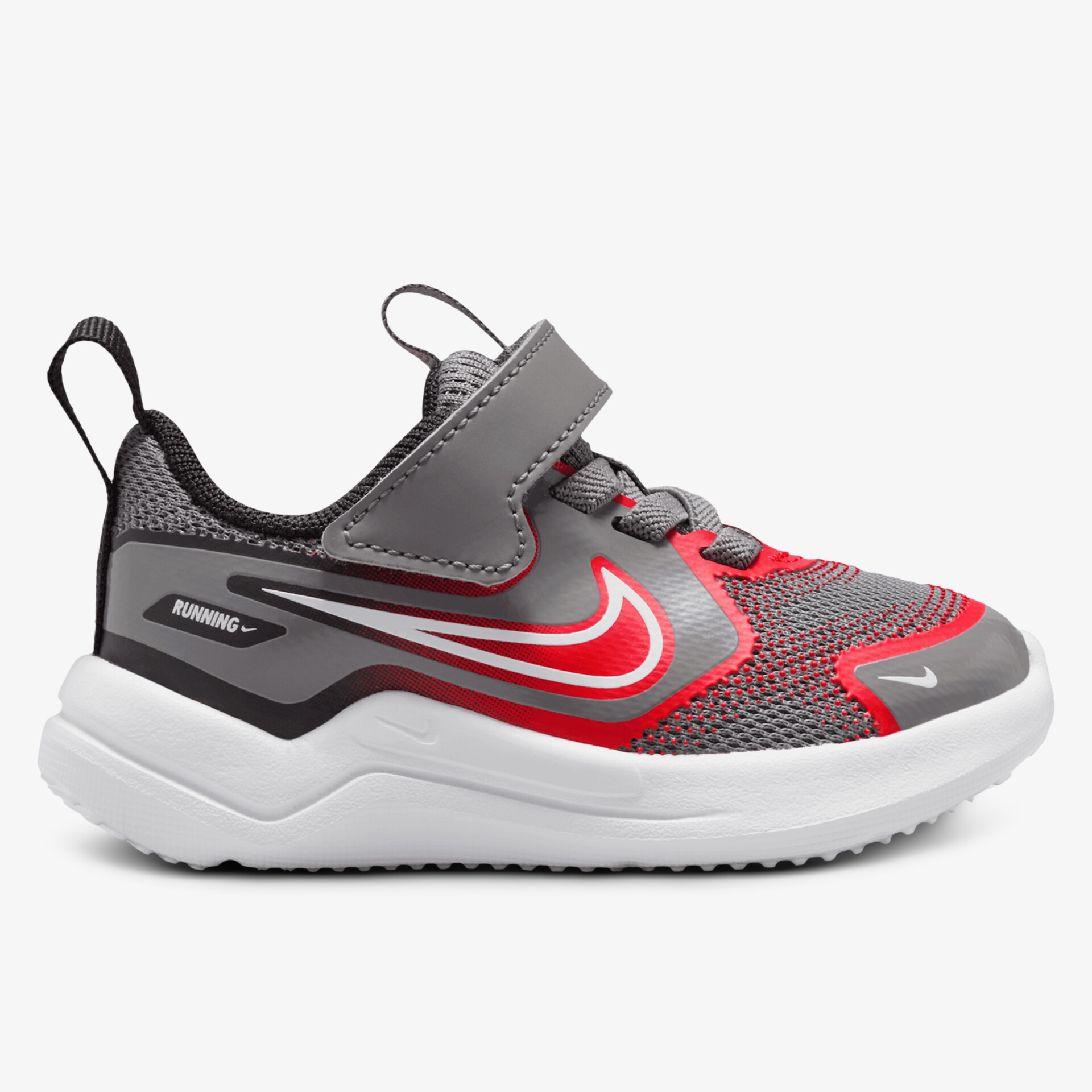 Grauer und roter Sneaker mit robustem Design und rutschfester Sohle, ideal für sportliche Aktivitäten.