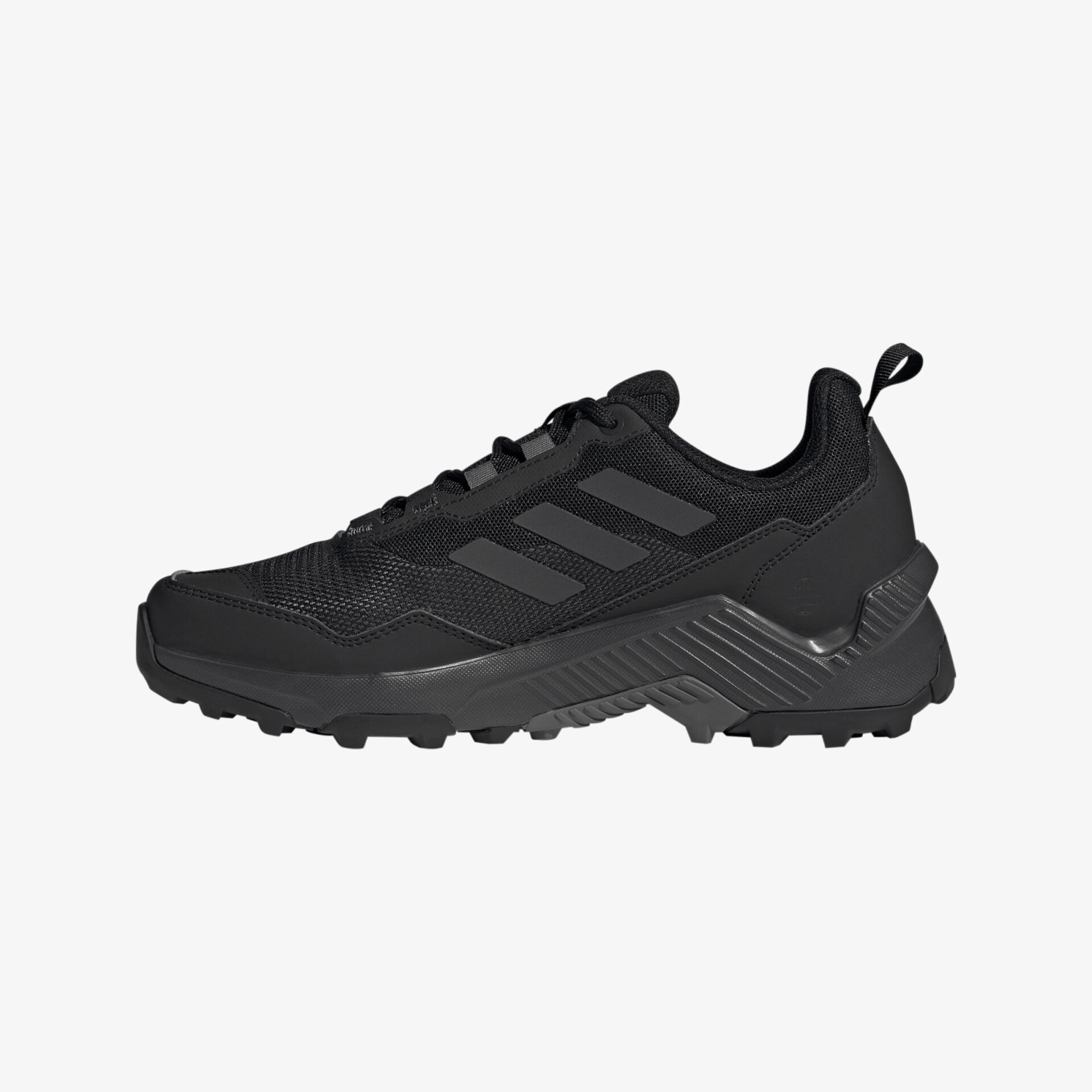 Robuster schwarzer Schuh mit rutschfester Sohle für optimalen Halt und Komfort.