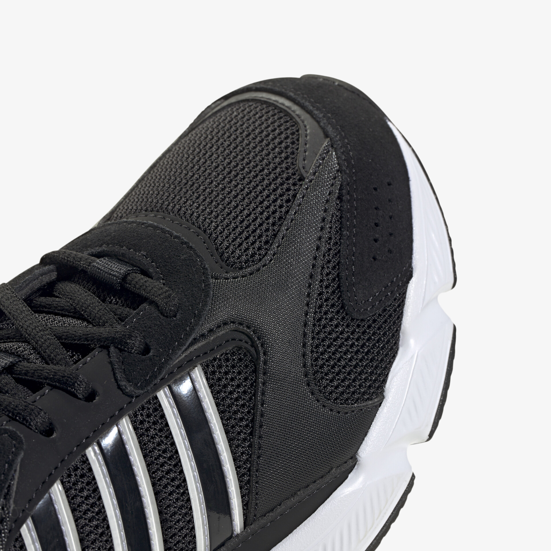 Detailaufnahme eines schwarzen Sportschuhs mit atmungsaktivem Mesh und robusten Overlays