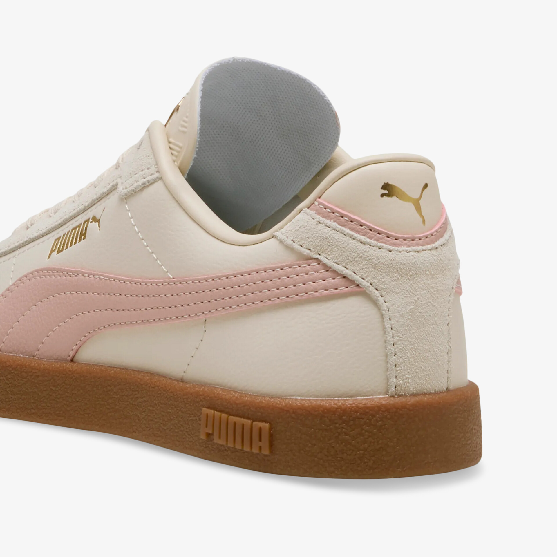 Detailaufnahme eines bequemen Sneakers mit weichem Innenfutter, rutschfester Sohle und elegantem Design