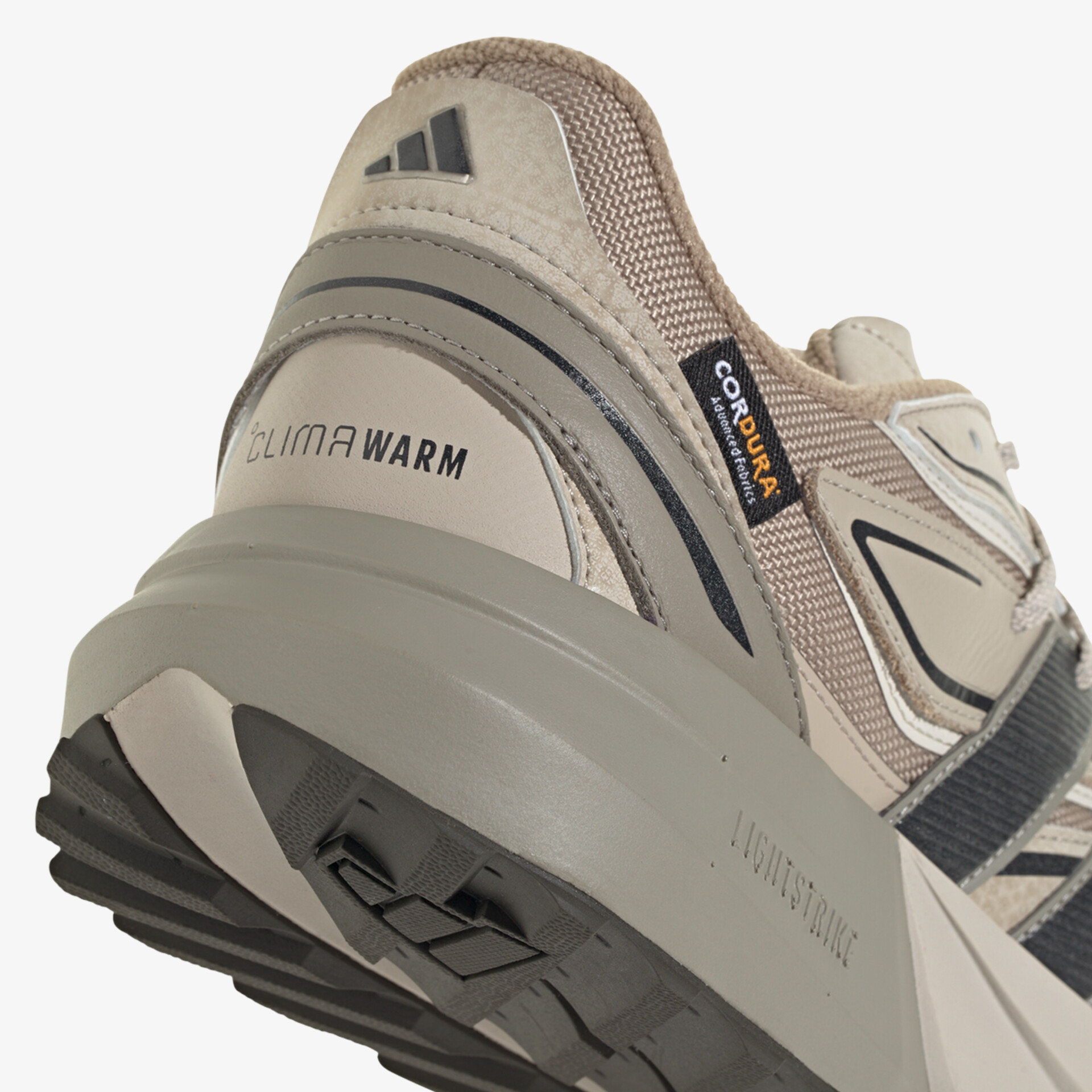 Schuh mit guter Dämpfung und warmem Innenfutter, atmungsaktiv und robust, seitliche Ansicht.