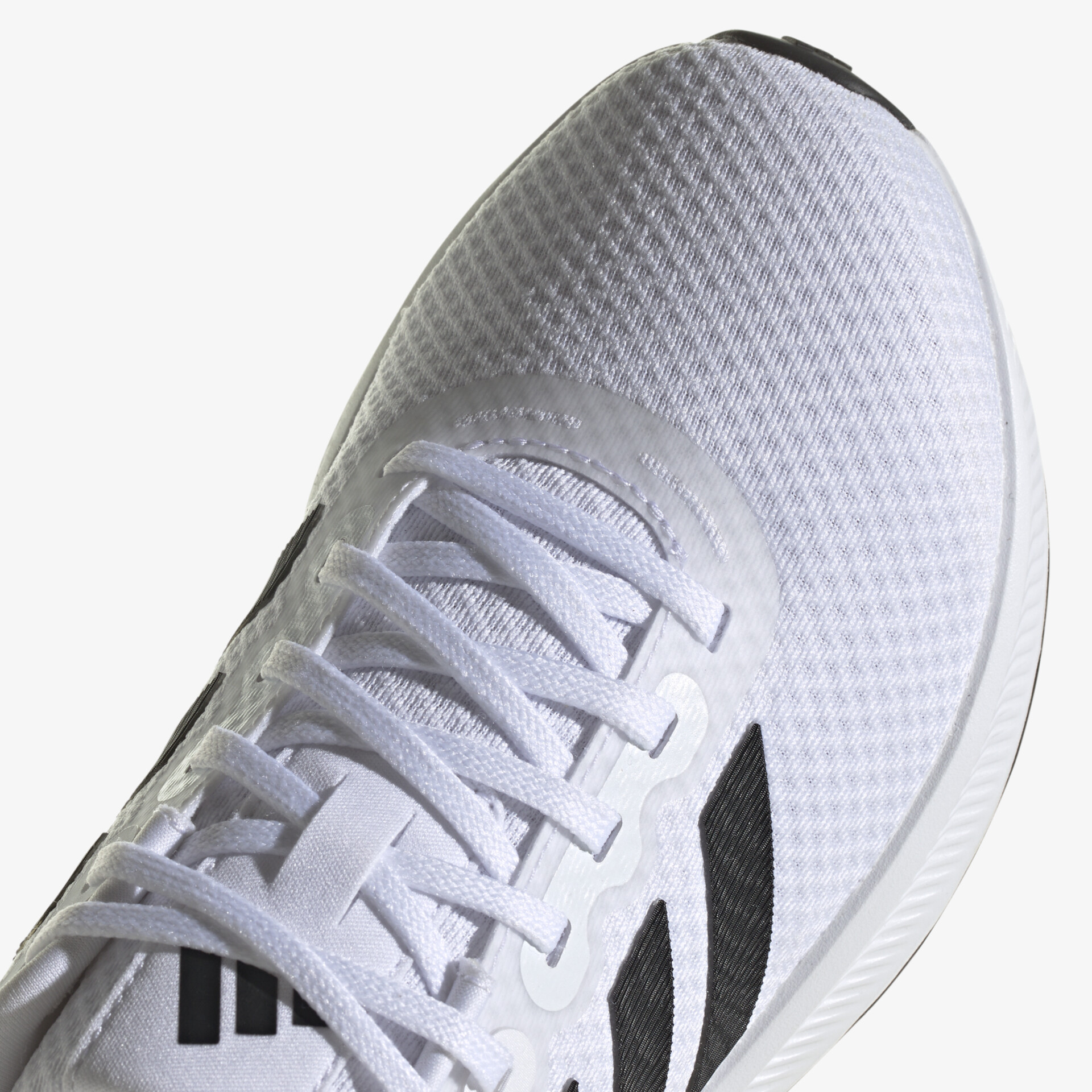 Moderner weißer Laufschuh mit atmungsaktivem Mesh-Obermaterial und minimalistischem Design für optimalen Komfort.