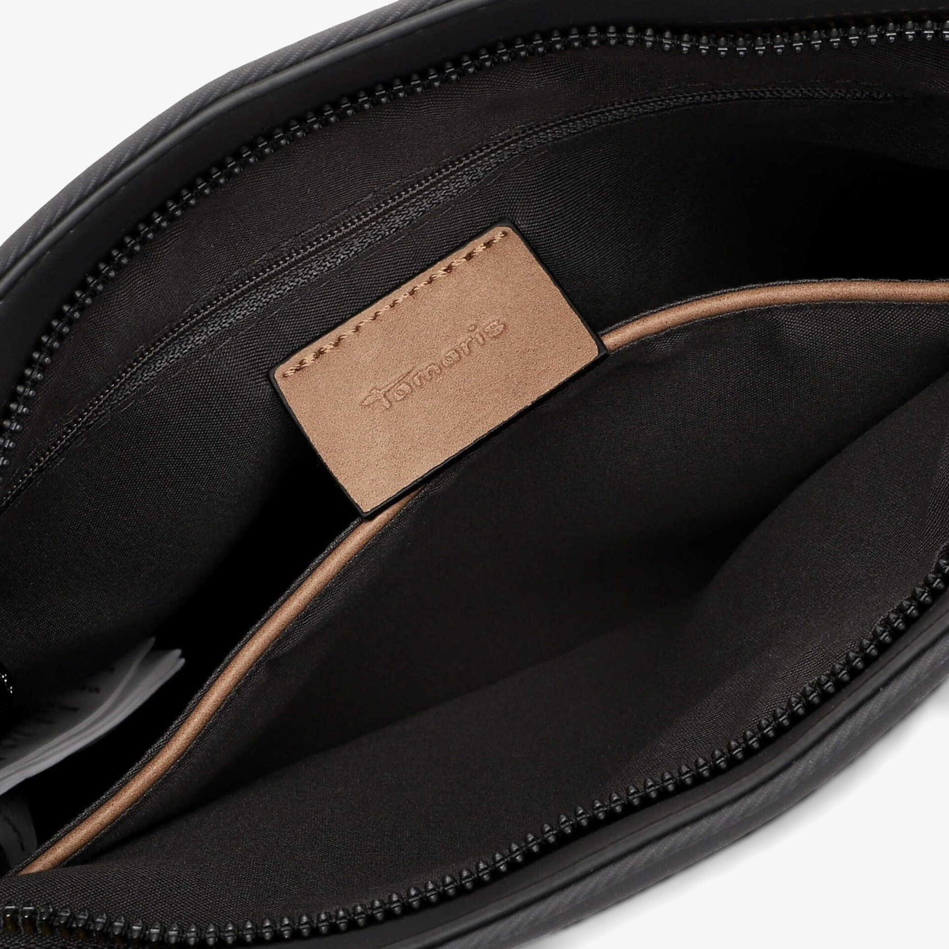 Detailaufnahme eines Innenfachs mit Reißverschluss und Lederlabel, hochwertige Verarbeitung sichtbar