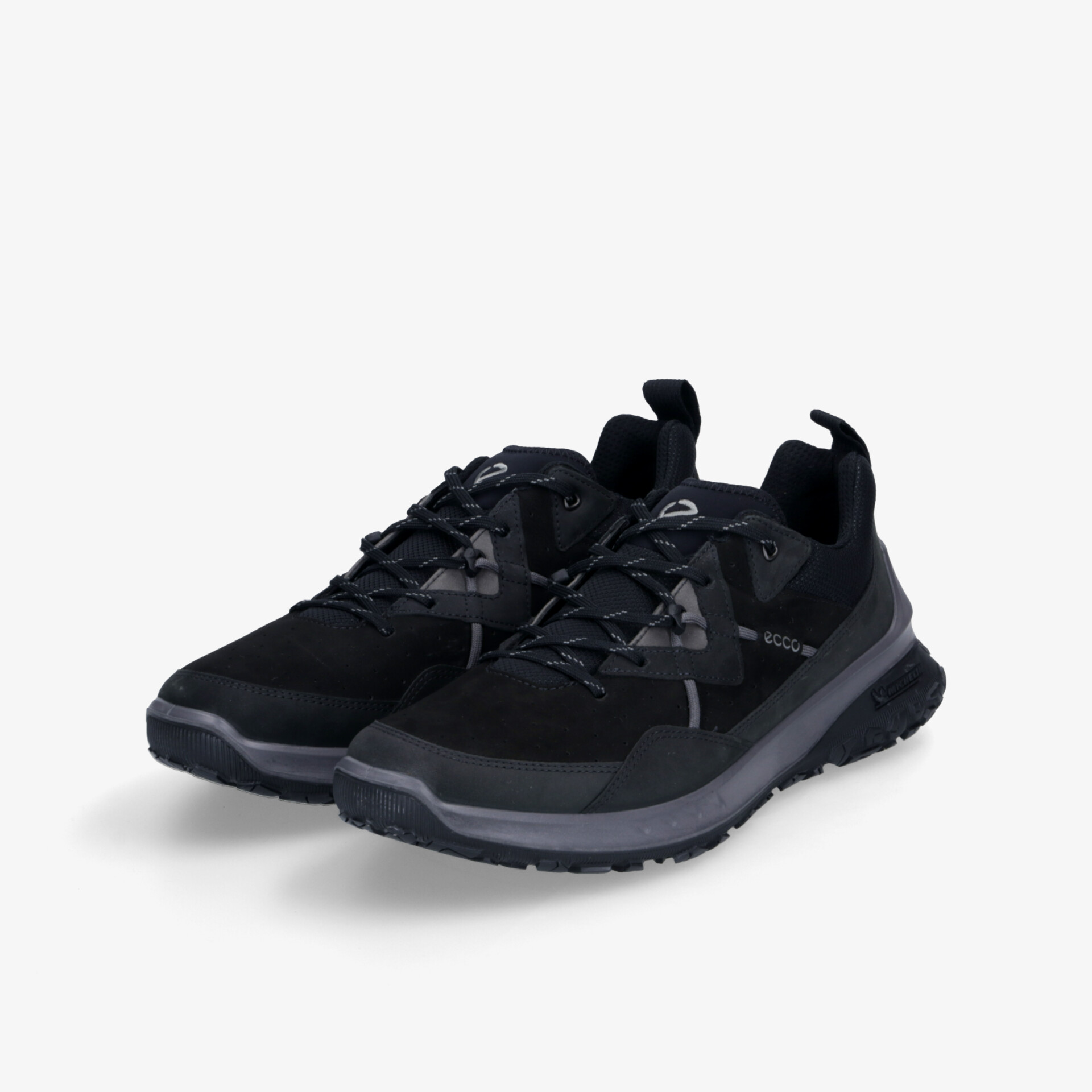 Sportliche schwarze Sneaker als Paar in schräger Vorderansicht, leicht und komfortabel mit robuster Sohle