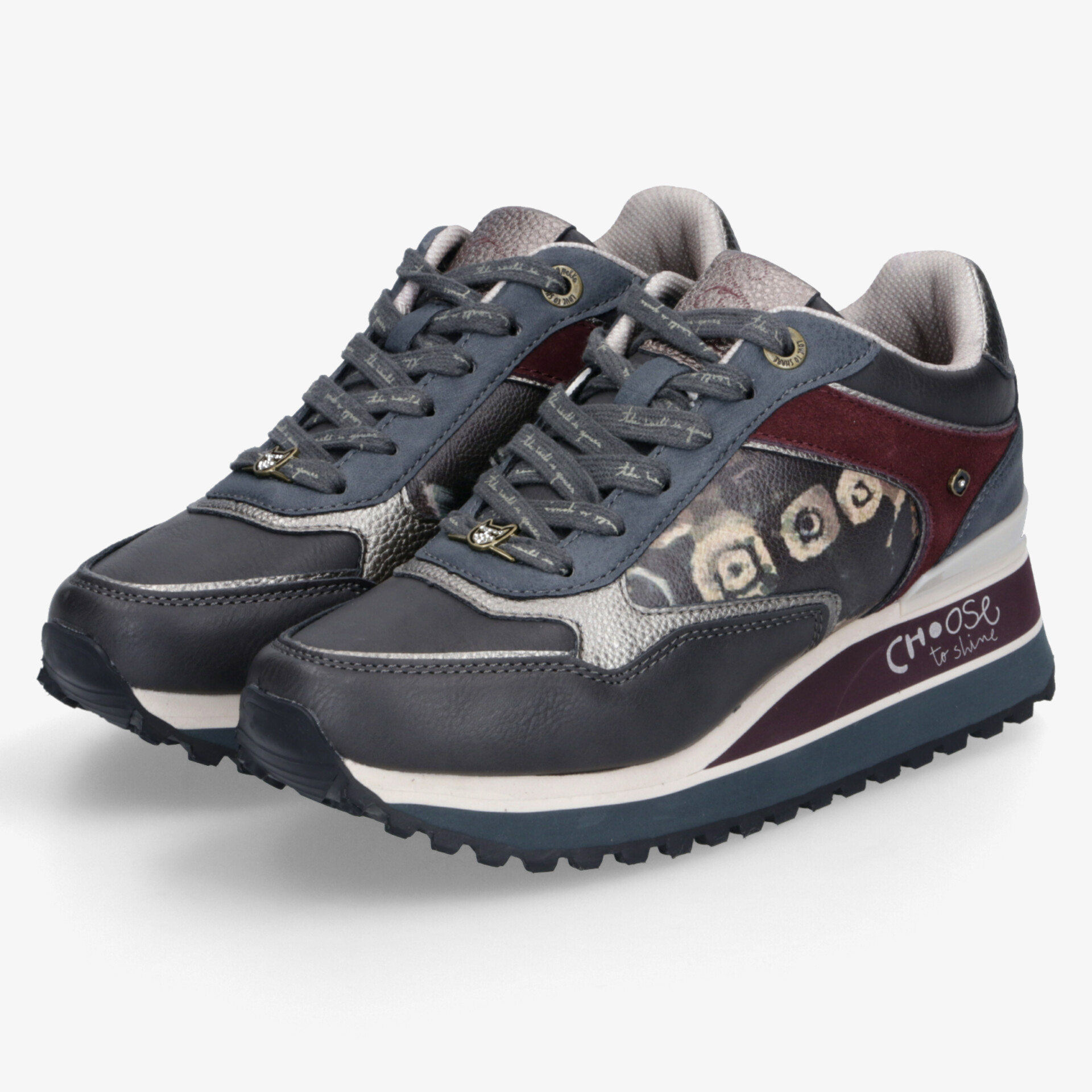 Modernes Paar Sportschuhe in schräger Vorderansicht, robust und bequem mit rutschfester Sohle