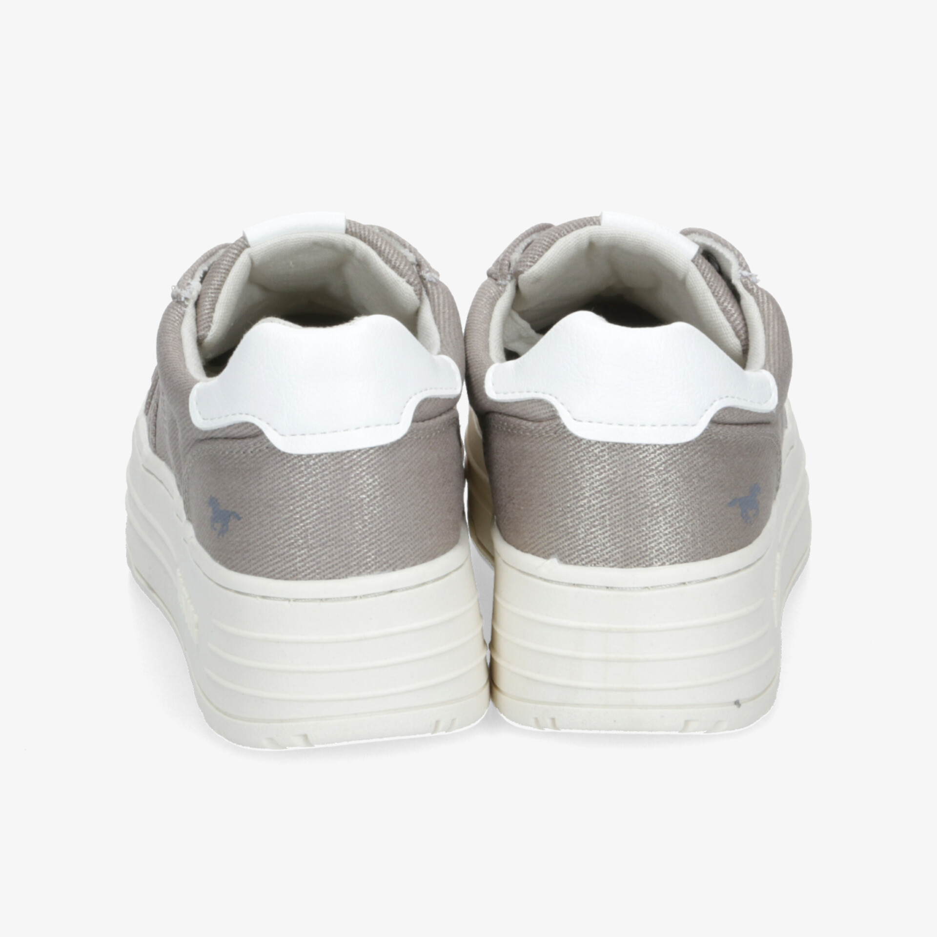 Rückansicht von robusten Sportschuhen mit gepolstertem Schaft und rutschfester Sohle in Weiß und Grau