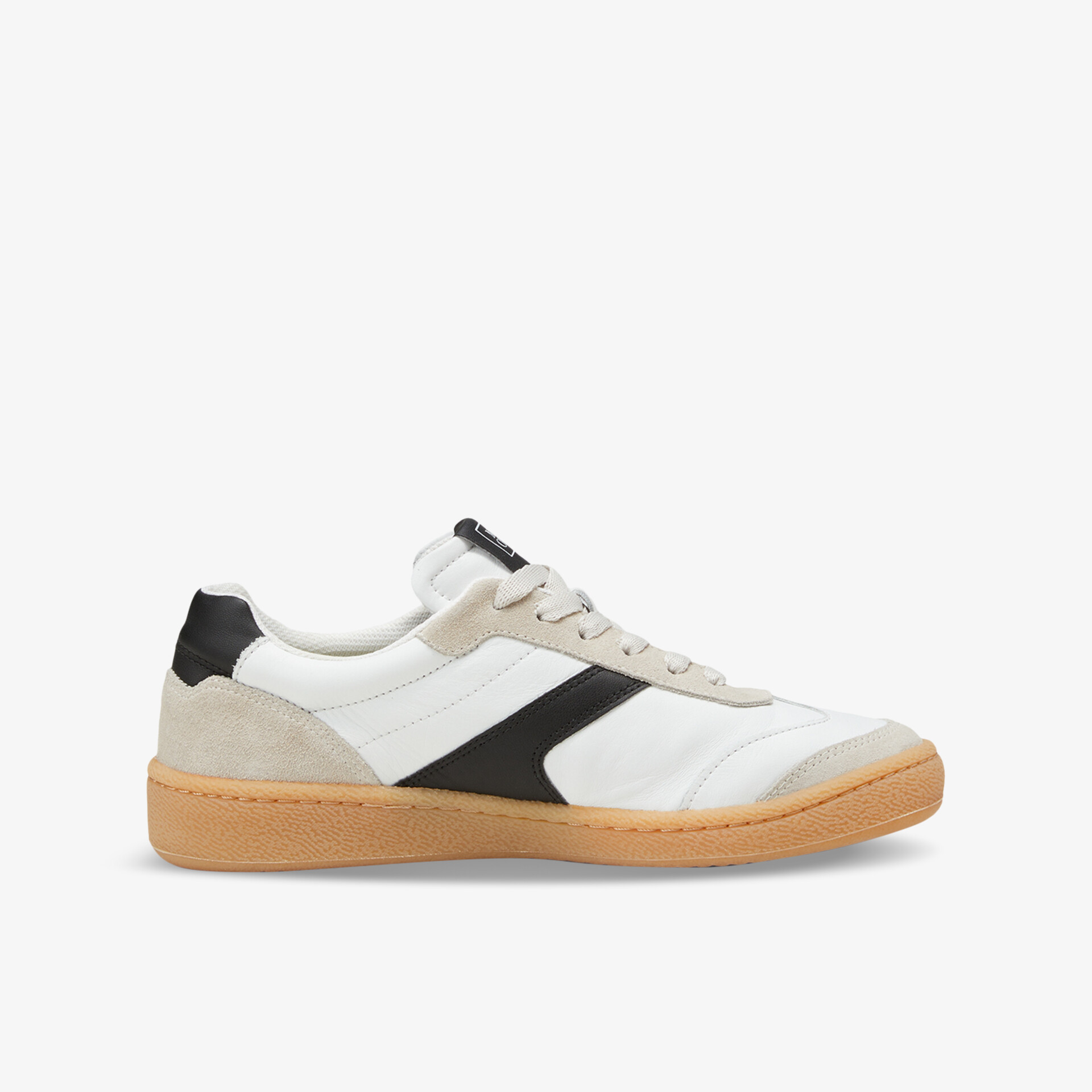 Seitliche Ansicht eines sportlichen weißen Sneakers mit schwarzem Detail und brauner Sohle, bequem und modern