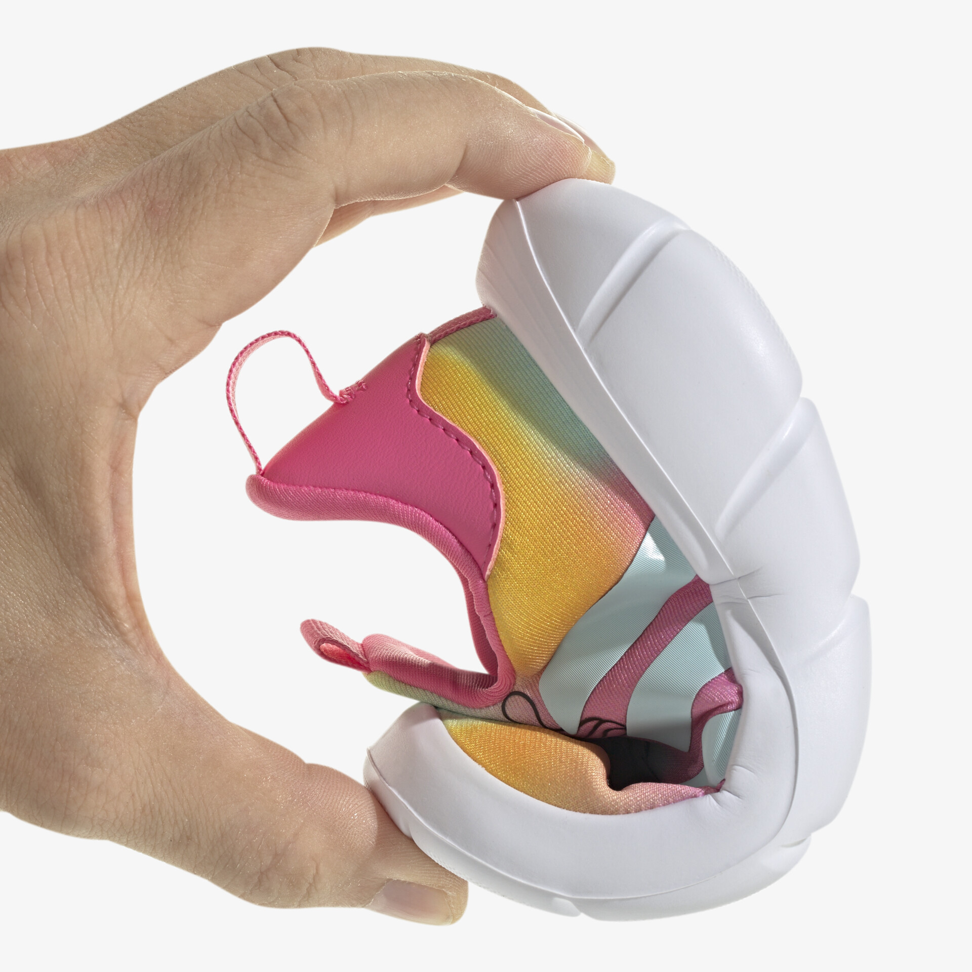 Farbenfroher flexibler Schuh mit leichtem und kompaktem Design, ideal für komfortable Bewegungsfreiheit.