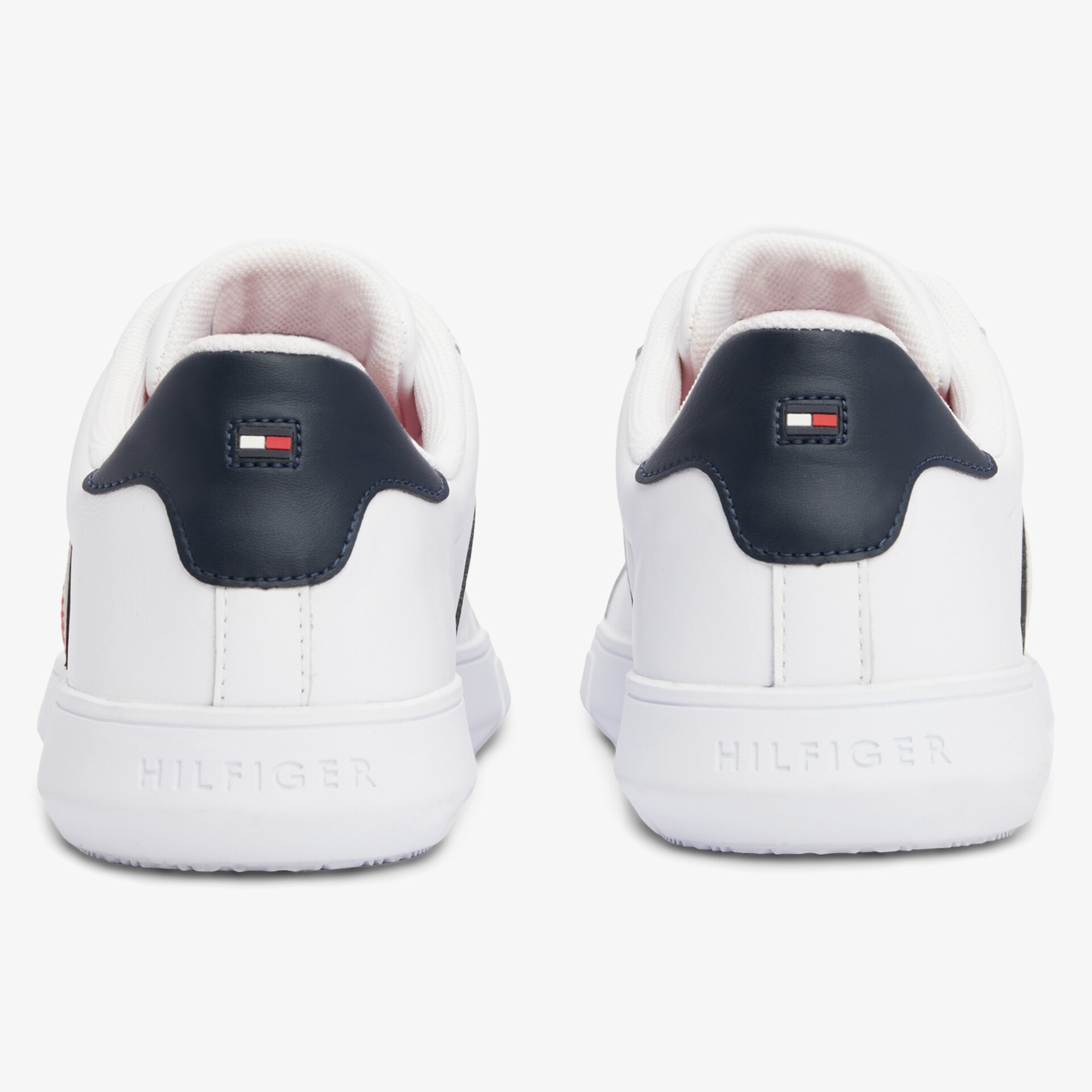 Weißer Sneaker mit Logo-Detail, Ansicht von hinten