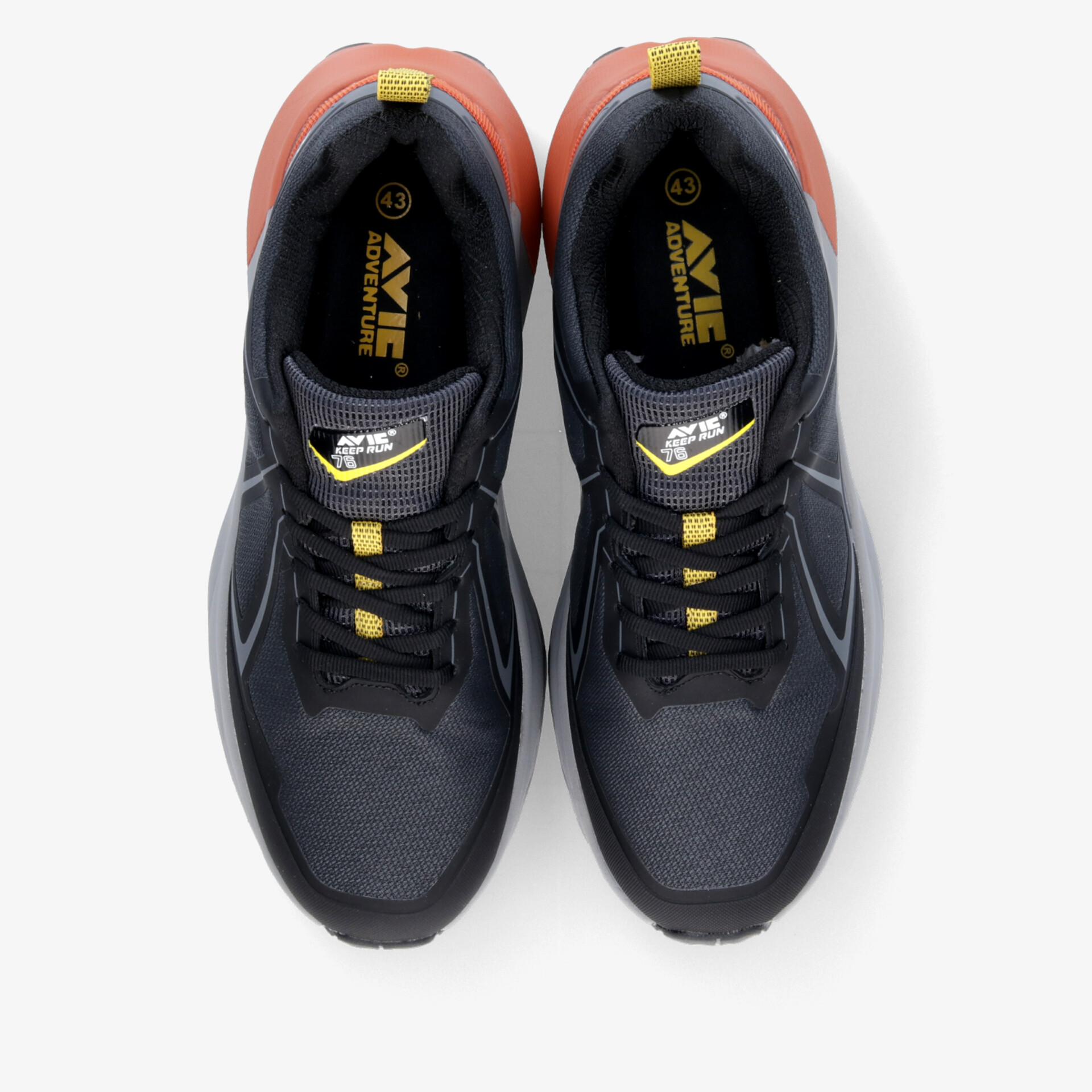 Leichtes und bequemes Paar Sportschuhe mit atmungsaktivem Material und robuster, flexibler Sohle