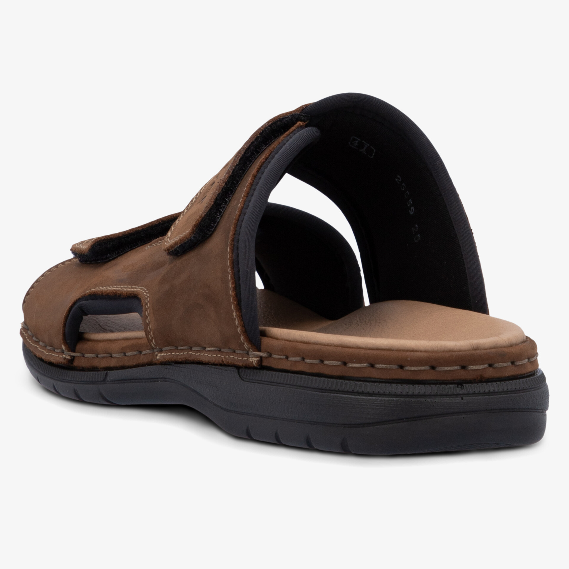 Braune Sandale mit stabiler, rutschfester Sohle und verstellbarem Riemen in klarer Rückansicht