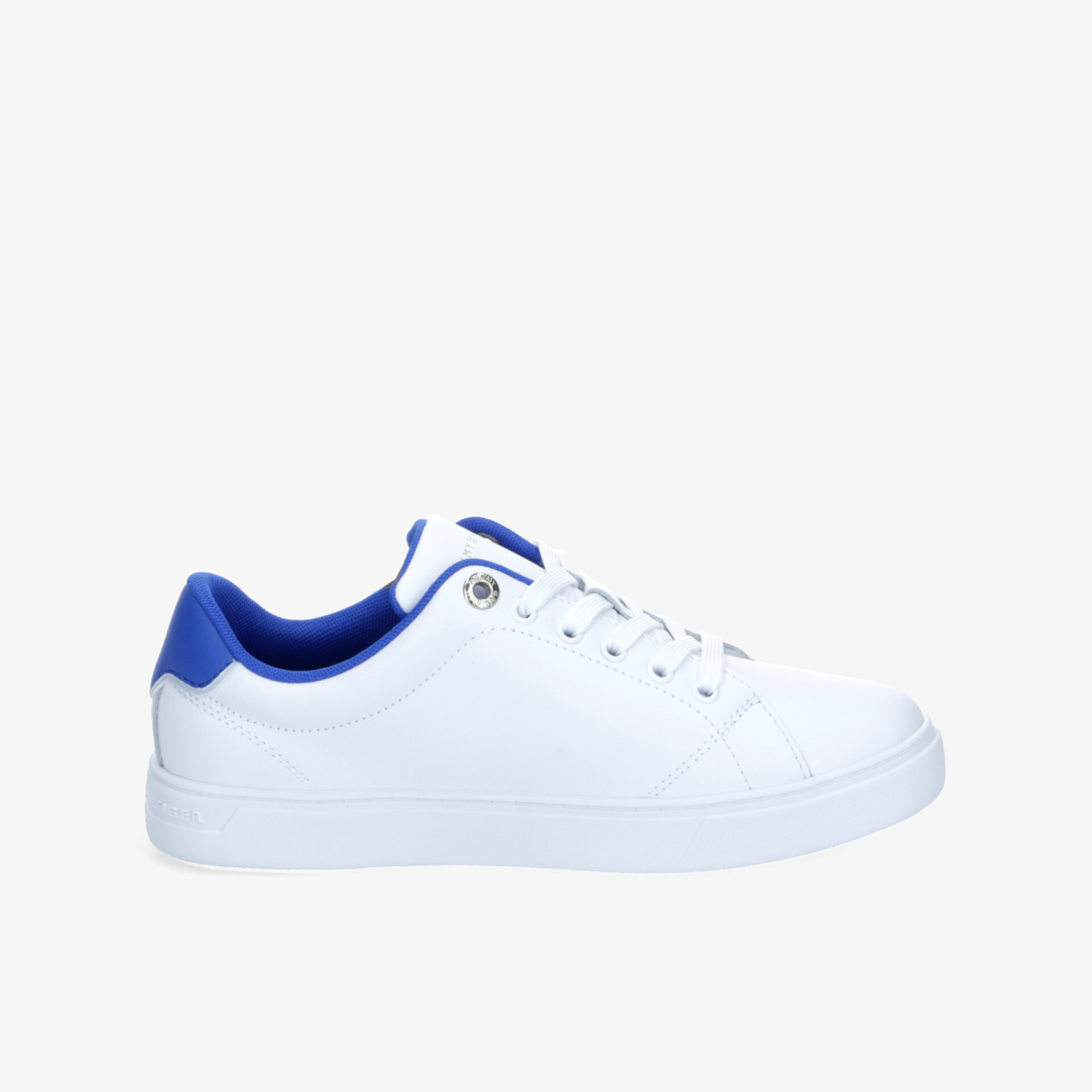 Weißer Sneaker mit blauem Fersenbereich, weißen Schnürsenkeln und moderner leicht profilierter Sohle seitlich