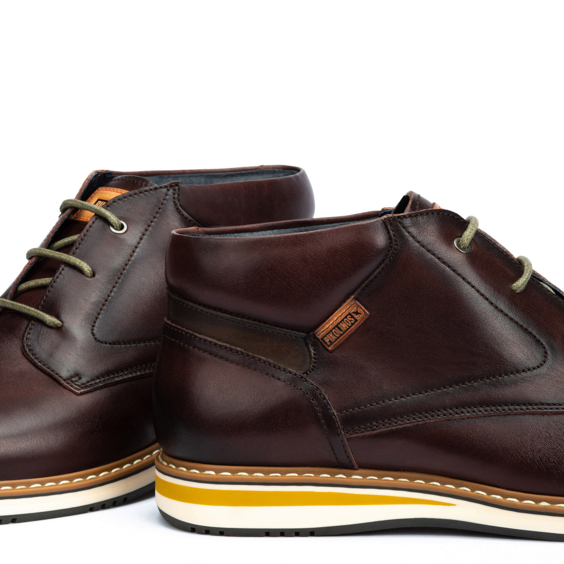 Elegante dunkelbraune Lederstiefel mit robustem Design und rutschfester Sohle, ideal für stilvolle Anlässe.