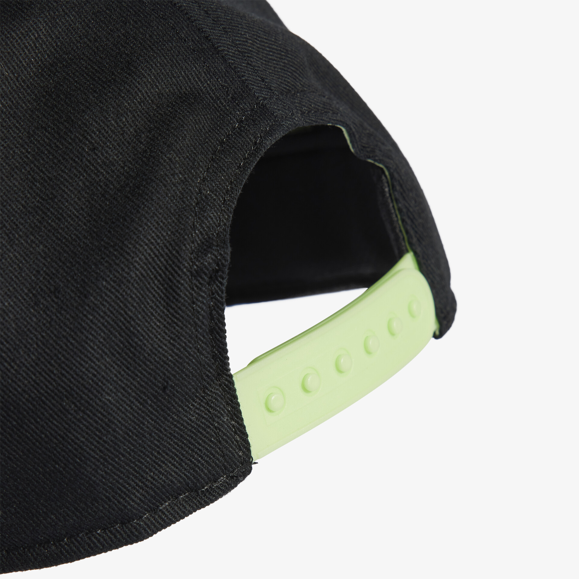 Schwarze Baseballcap mit verstellbarem Riemen in Nahaufnahme, ideal für stilvolle und komfortable Outfits.