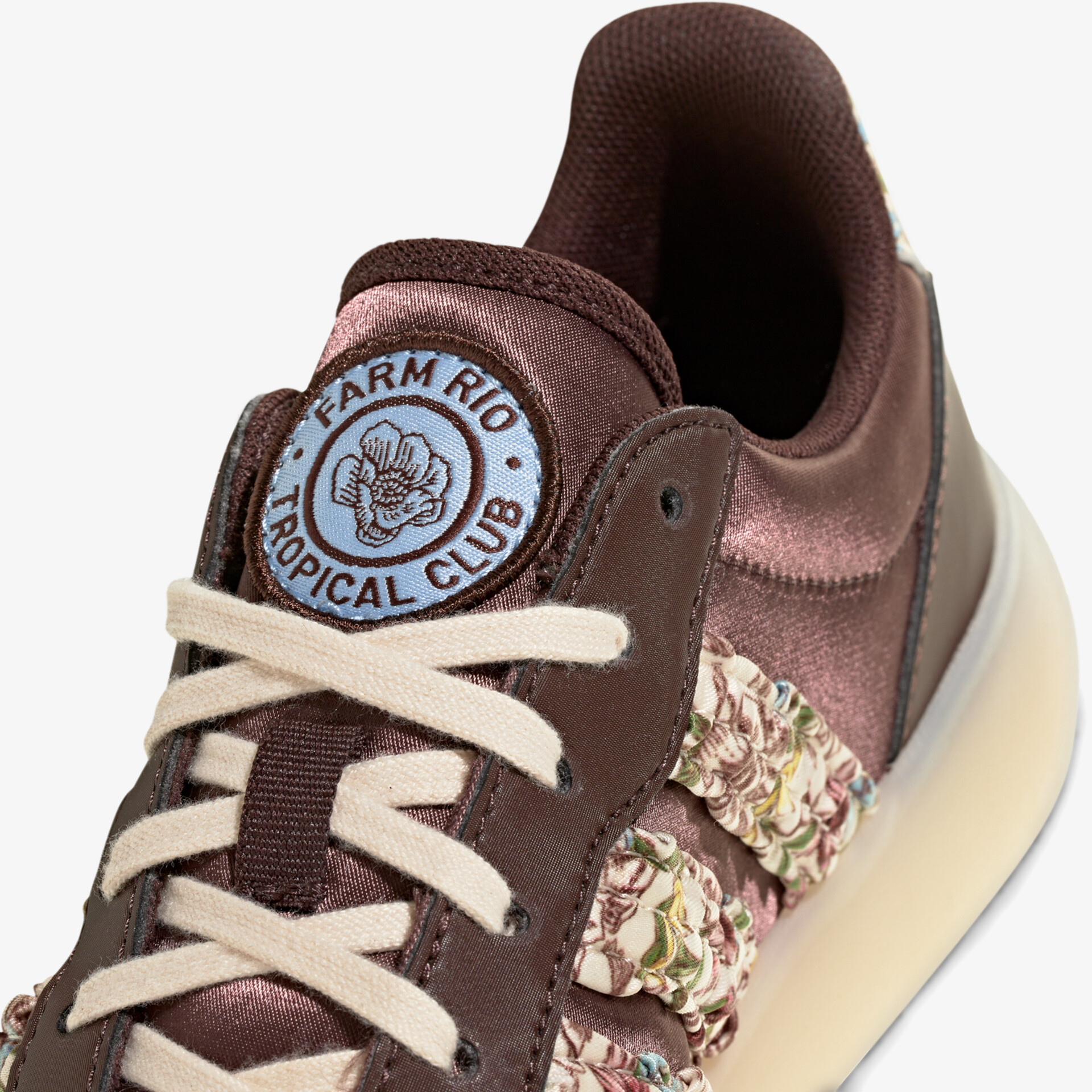 Moderner Sneaker mit weichem Material, auffälliger Schnürung und komfortabler Passform für sportlichen Look