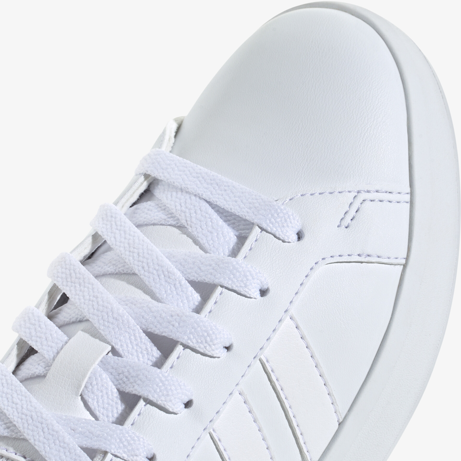 Schlichter weißer Sneaker mit Schnürung und sportlichem Design, bequem und leicht zu tragen