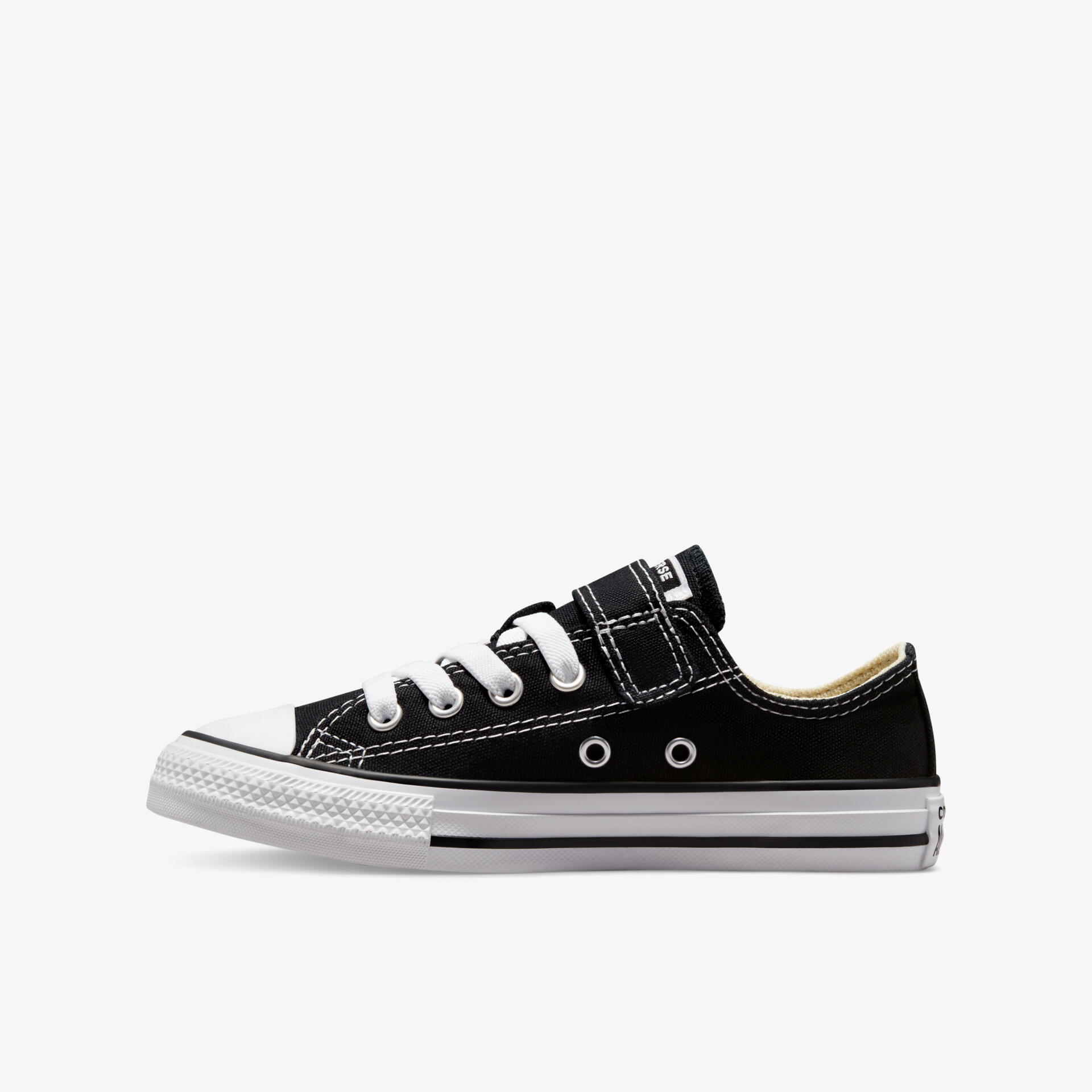 Klassischer schwarzer Sneaker mit niedrigem Schnitt und weißen Highlights, ideal für vielseitige Freizeitlooks.