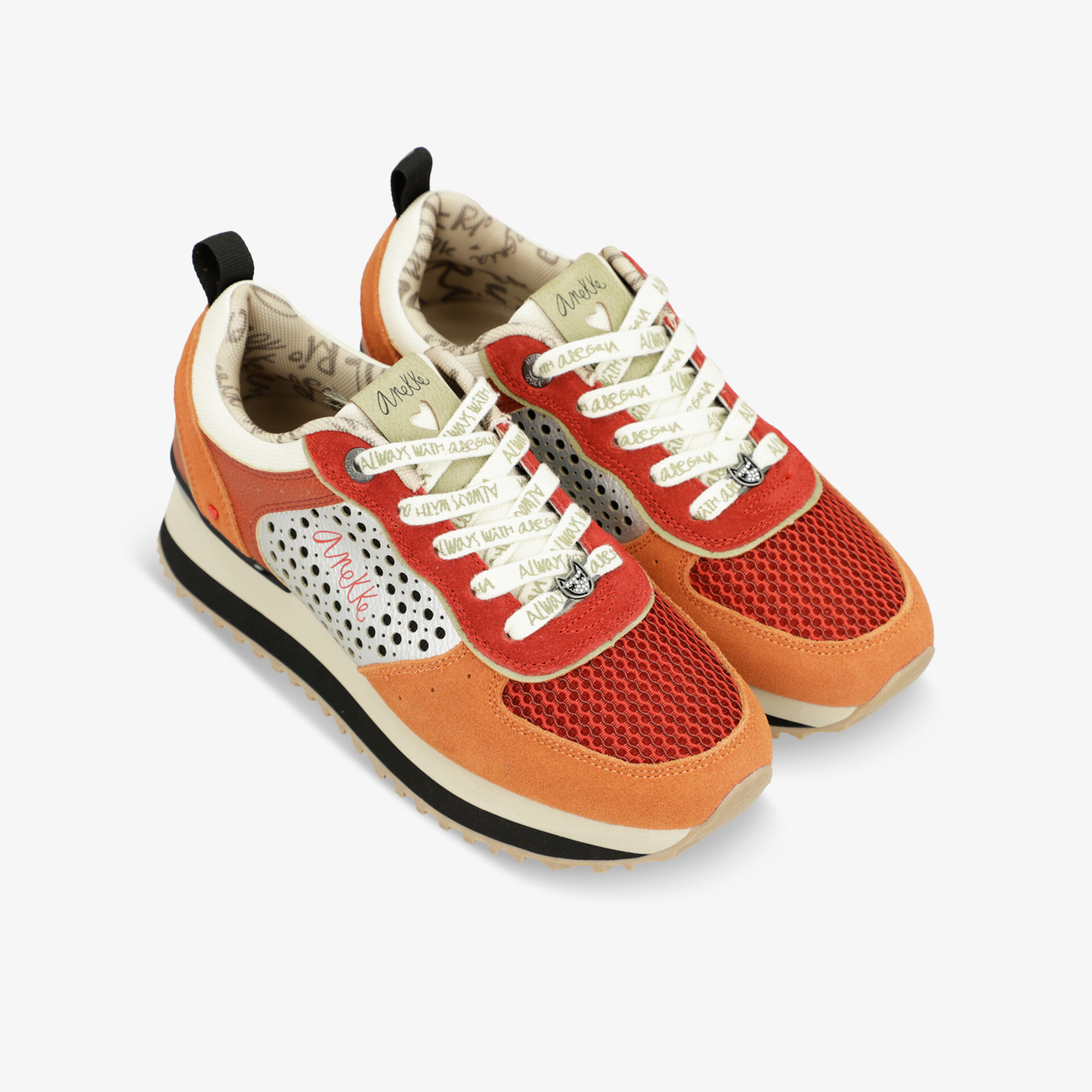 Leichte Sportschuhe in Orange mit atmungsaktivem Material, gepolsterter Innensohle und modernen Details für hohen Tragekomfort