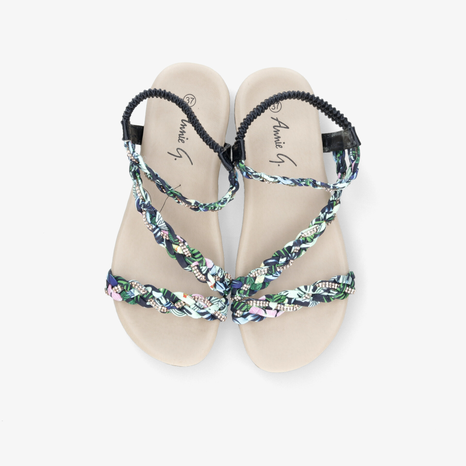 Flache Sandalen mit bunten, gestrickten Riemen und offener Zehenpartie für bequemen und luftigen Tragekomfort.