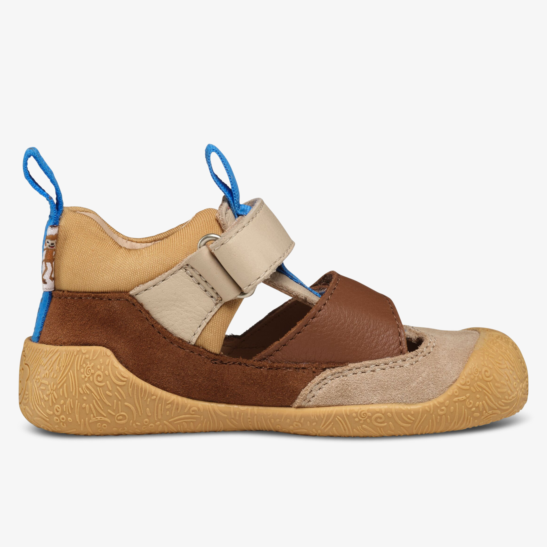 Seitenansicht bequemer Sandale mit verstellbarem Klettverschluss und robuster Sohle in natürlichen Farbtönen