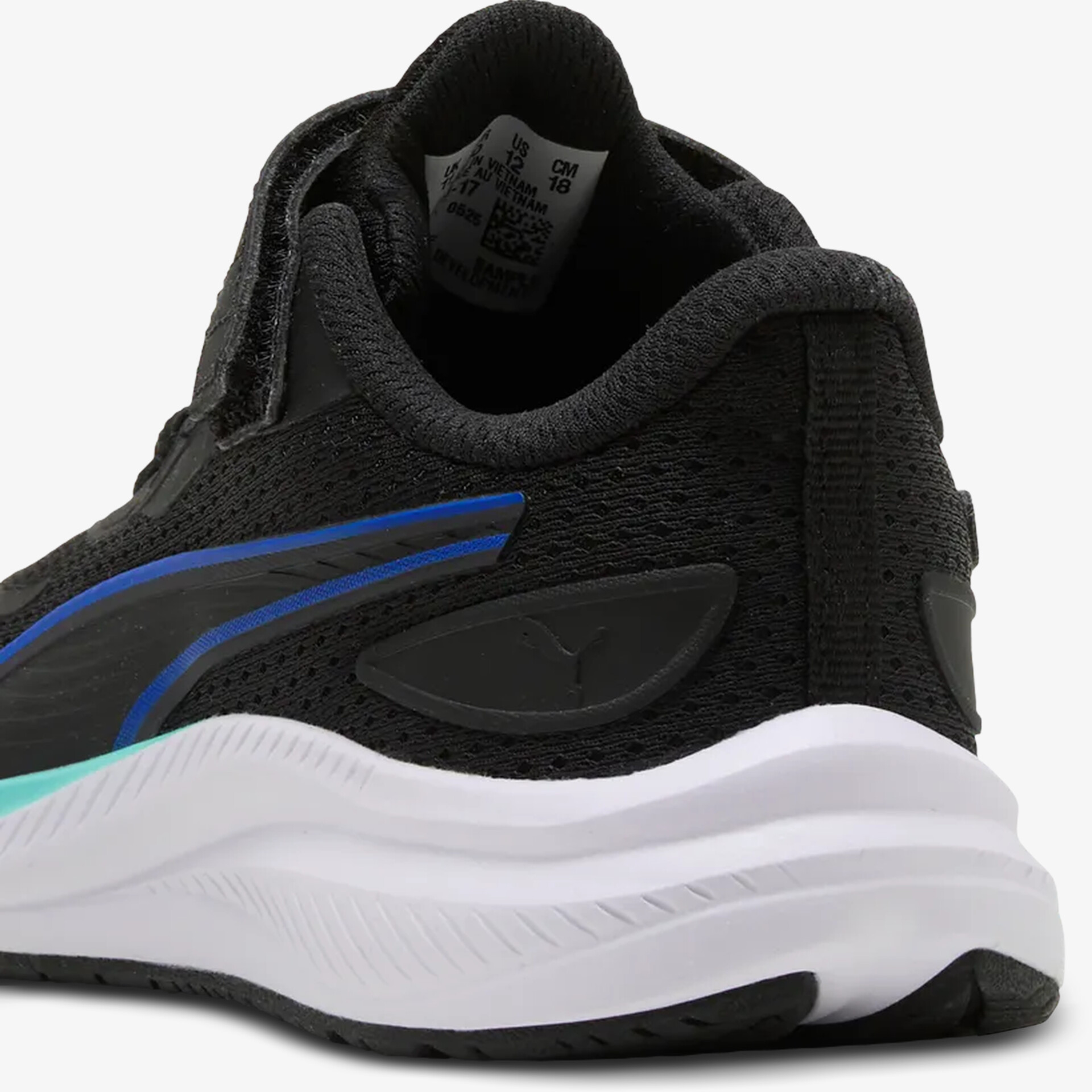 Schwarzer Sportschuh mit blauen Akzenten und weißer gedämpfter Zwischensohle, Ansicht von hinten