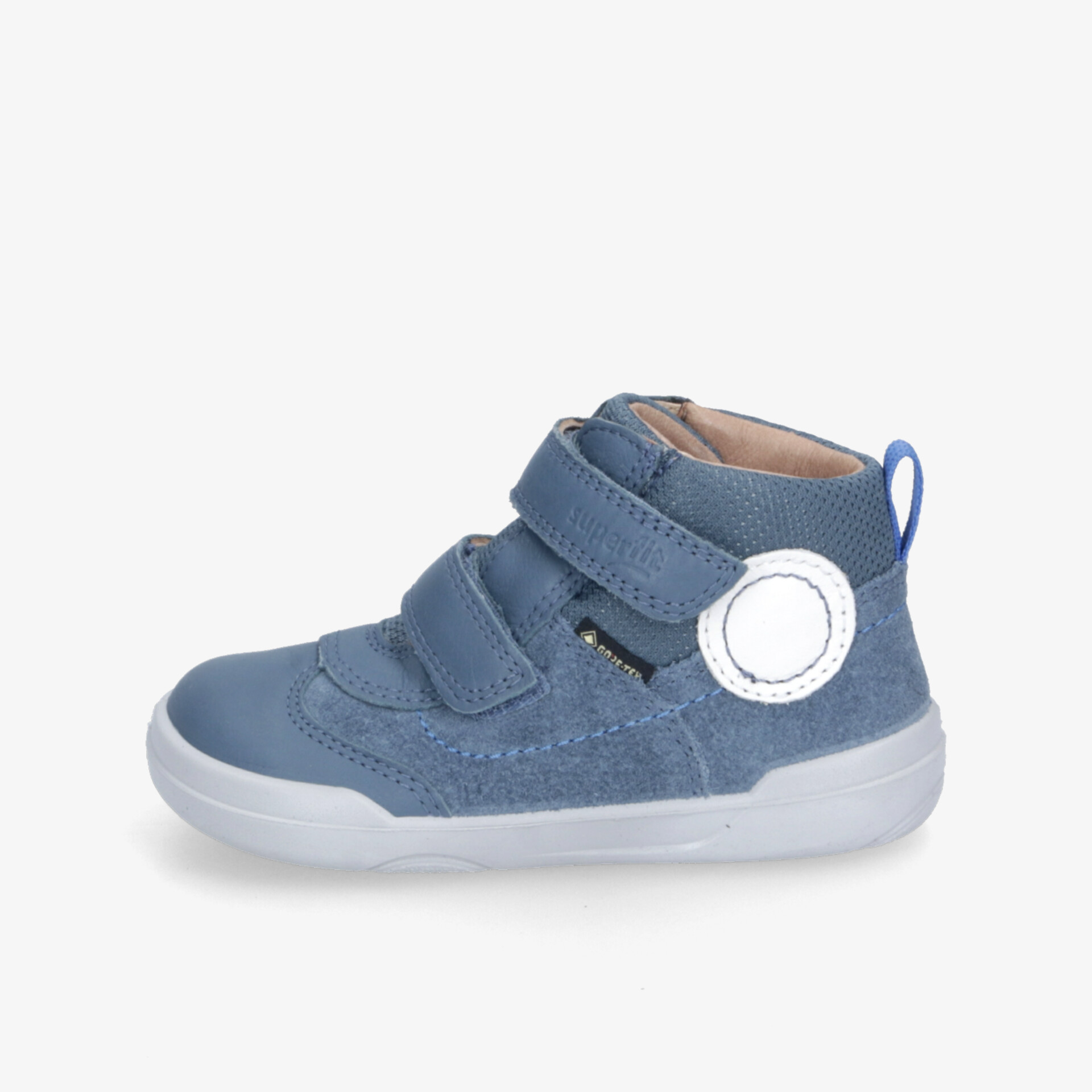 Blauer Kinderschuh mit zwei Klettverschlüssen und flexibler weißer Sohle, seitliche Ansicht