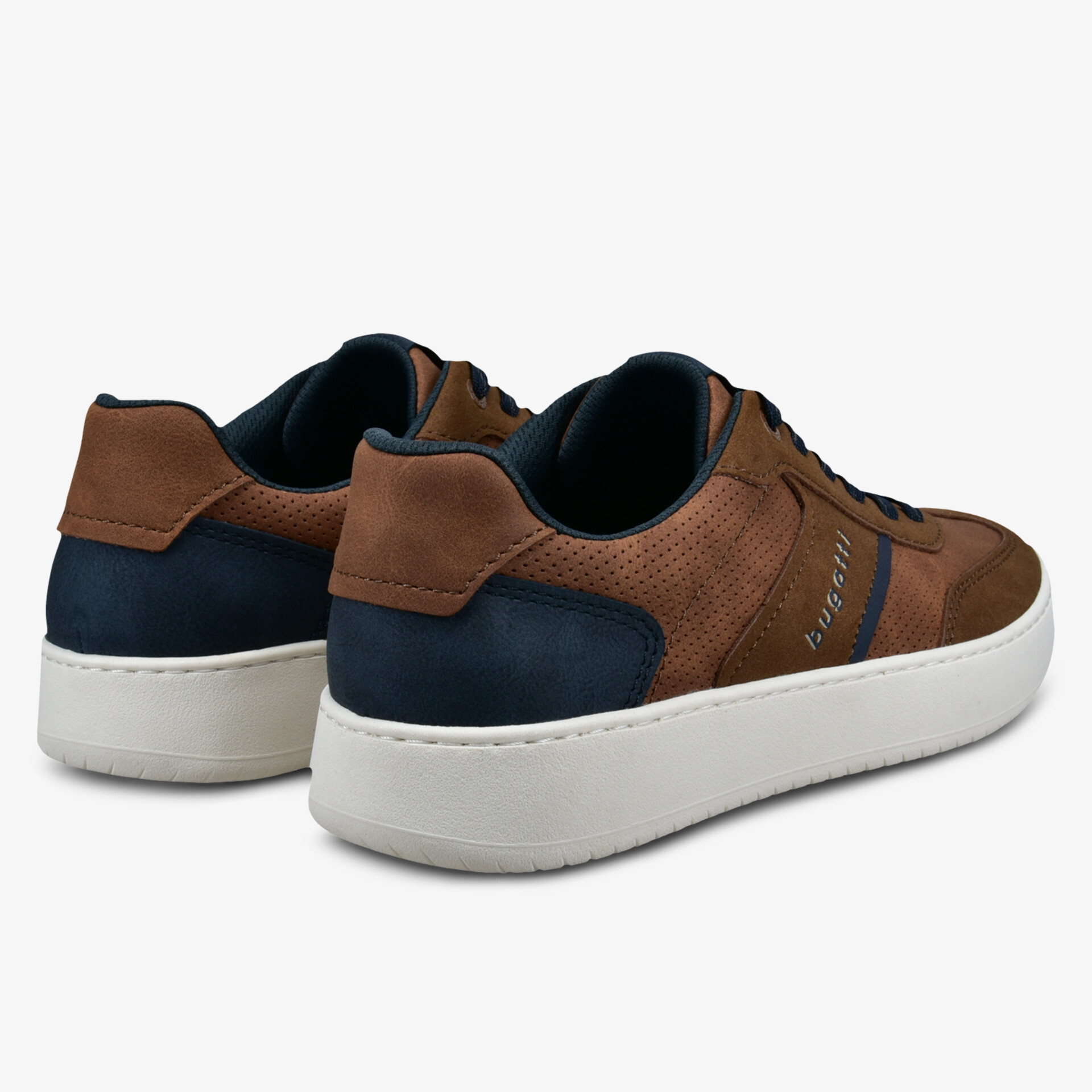 Moderne braune Sneaker mit weißer Sohle und gepolstertem Fersenbereich, sportlich und komfortabel