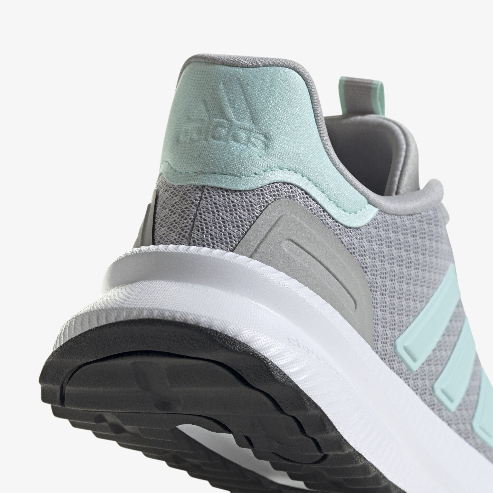 Moderner Sneaker mit komfortabler Sohle und atmungsaktivem Obermaterial in stilvollem Design.