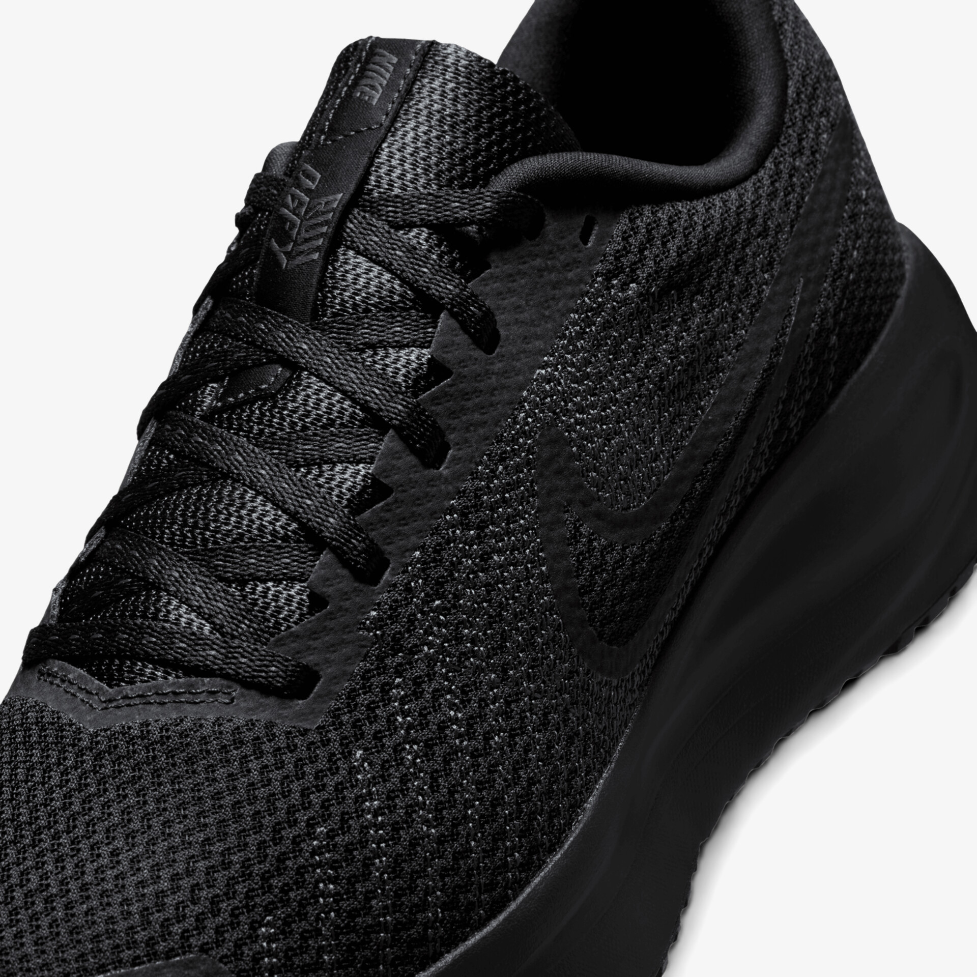 Schwarzer Schuh mit texturierter Oberfläche und geschwungenem Design. Moderner Look und bequemer Sitz.