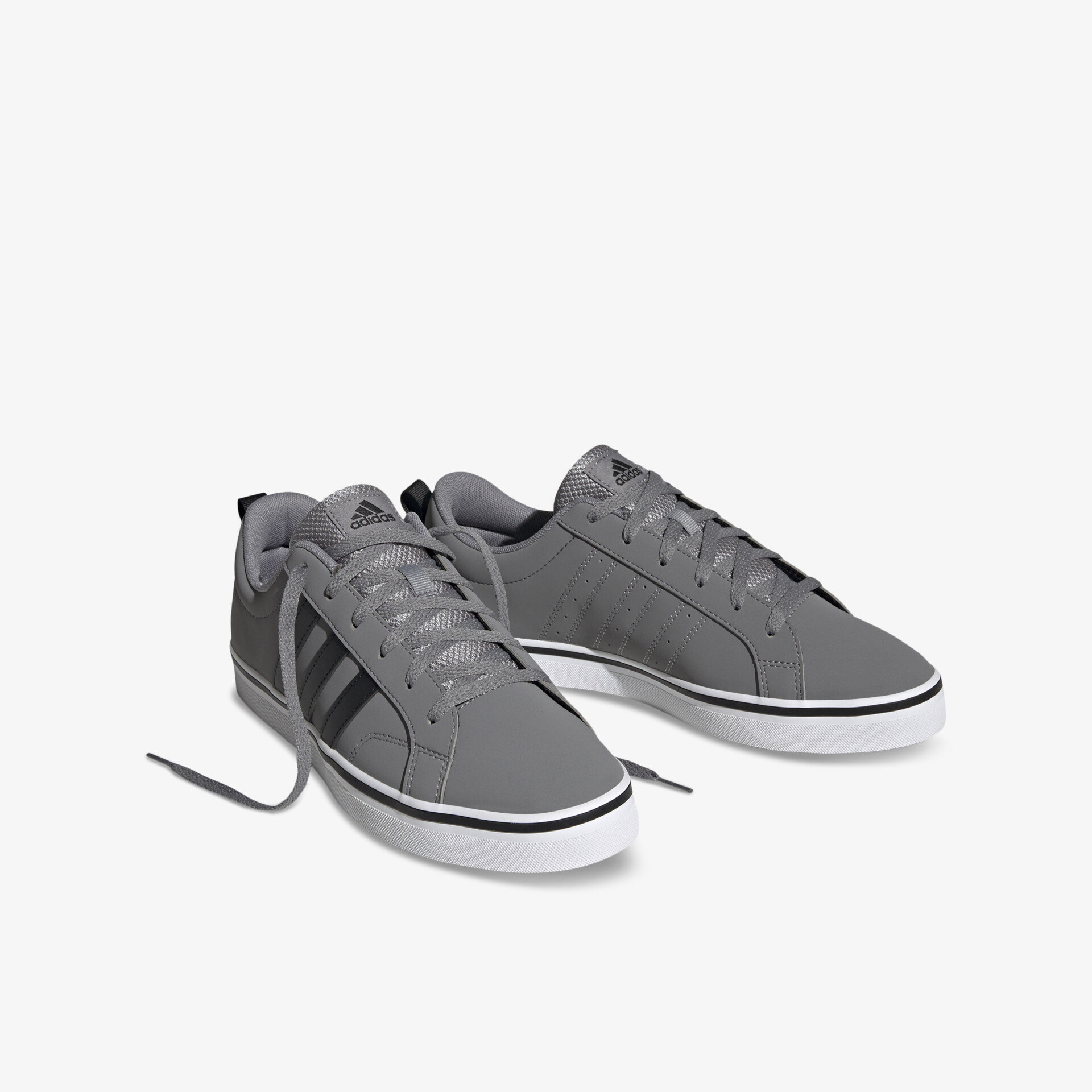 Graue Sneakers mit Schnürsenkeln und weißer Gummisohle, sportlich und bequem für den Alltag