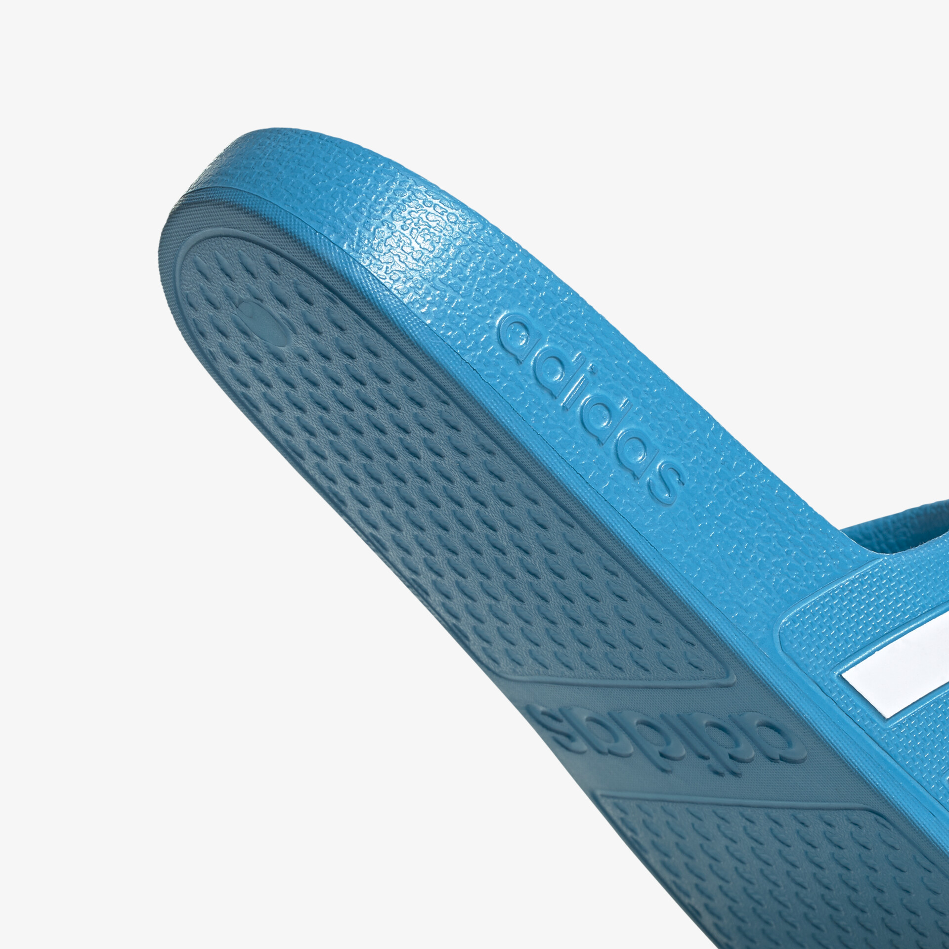 Blauer Adidas Badeschuh mit robustem Profil und bequemer Passform im Detail