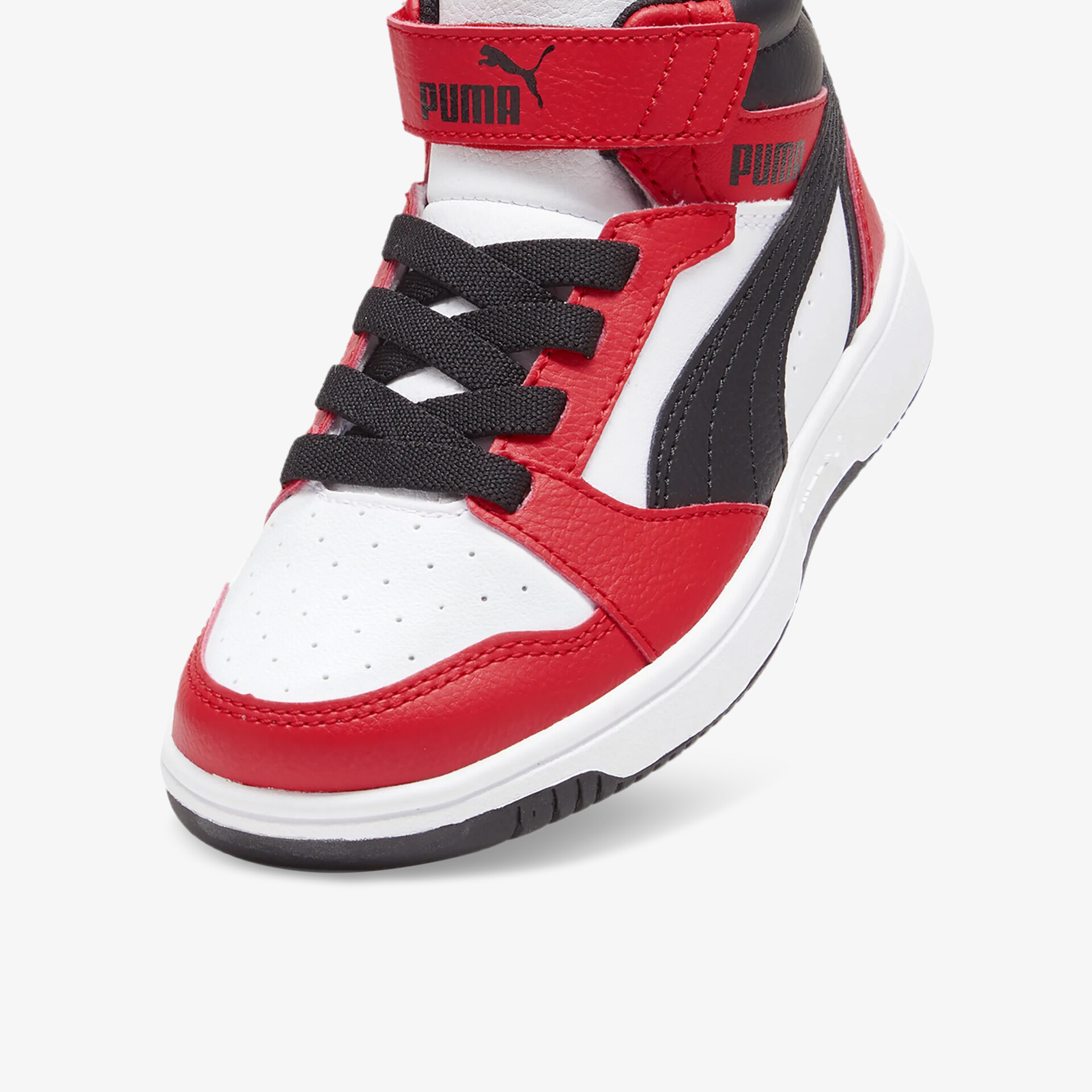 Sportlicher sportlicher Schuh rot-weiß-schwarz mit gepolstertem Schaft und rutschfester Sohle in Frontansicht